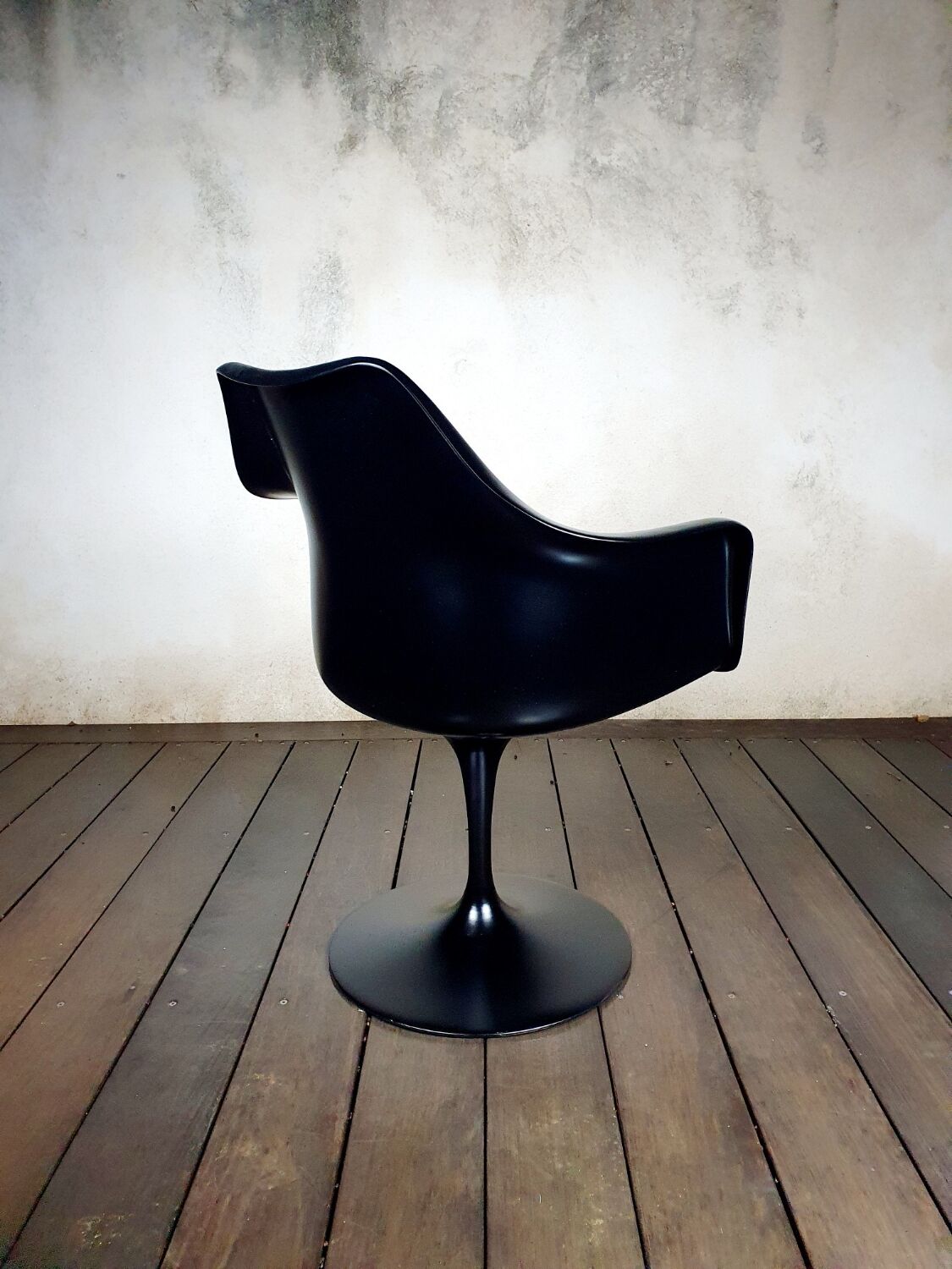 Knoll Saarinen tulip armchair black leather seat