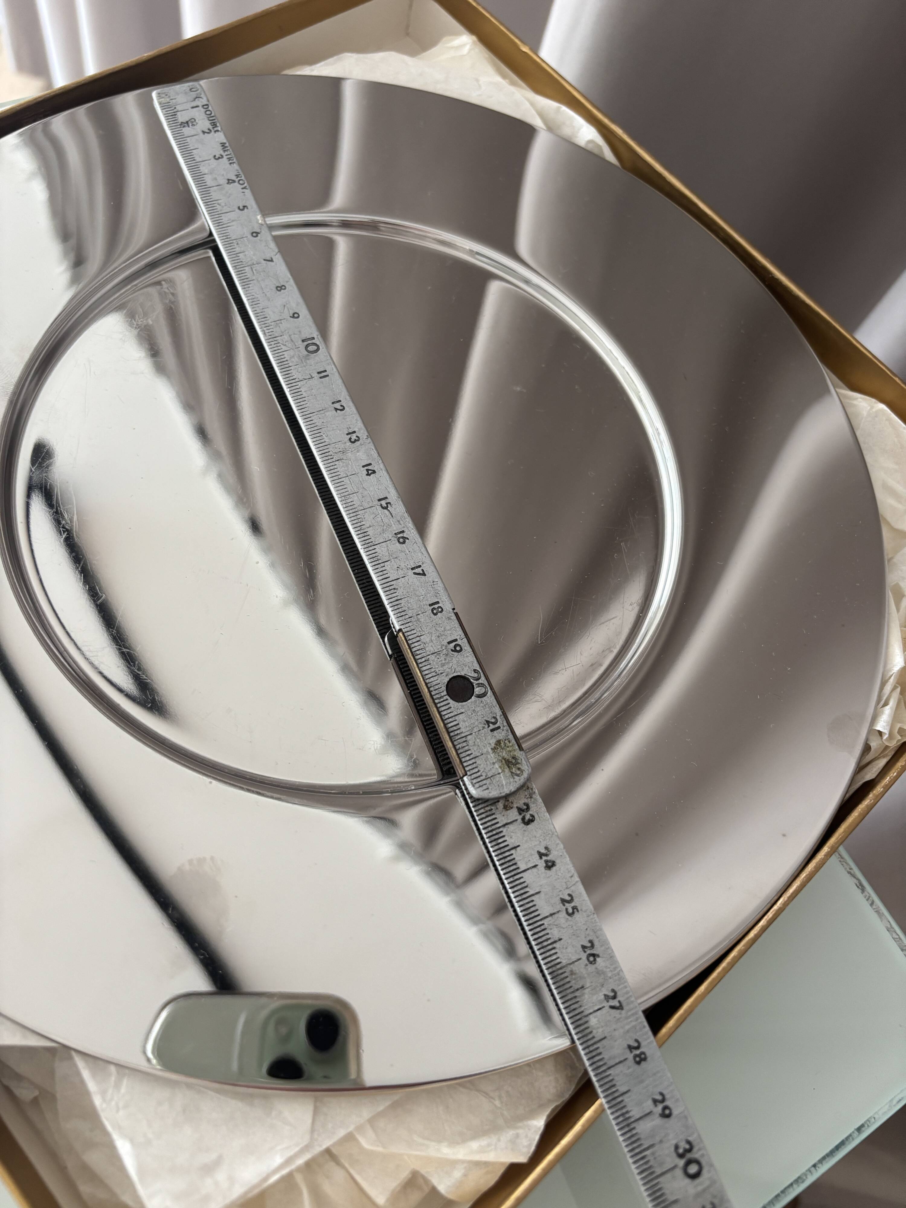 modernist presentation plates in polished mirror steel – Bouillet Bourd