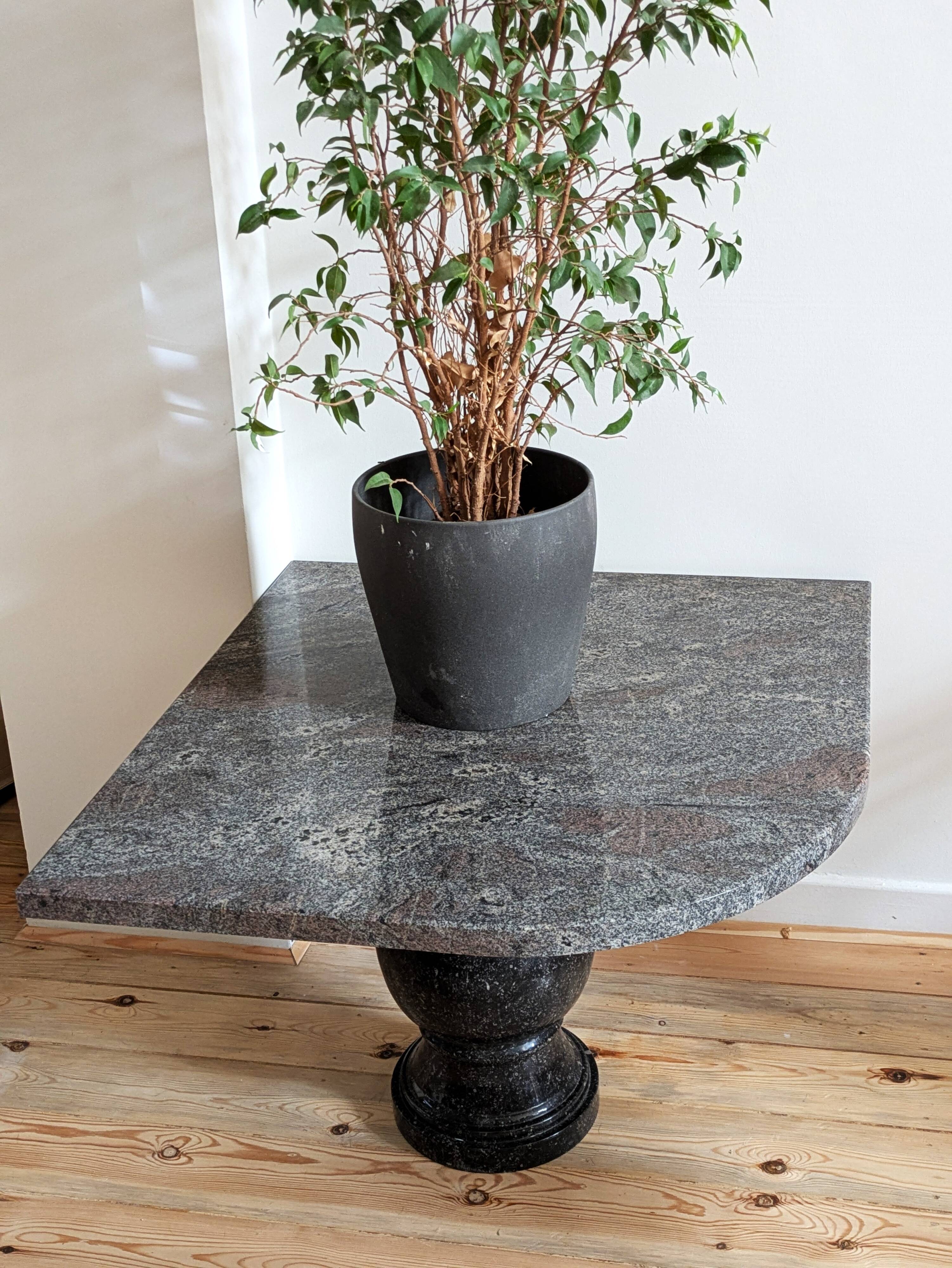Table d'angle en granit