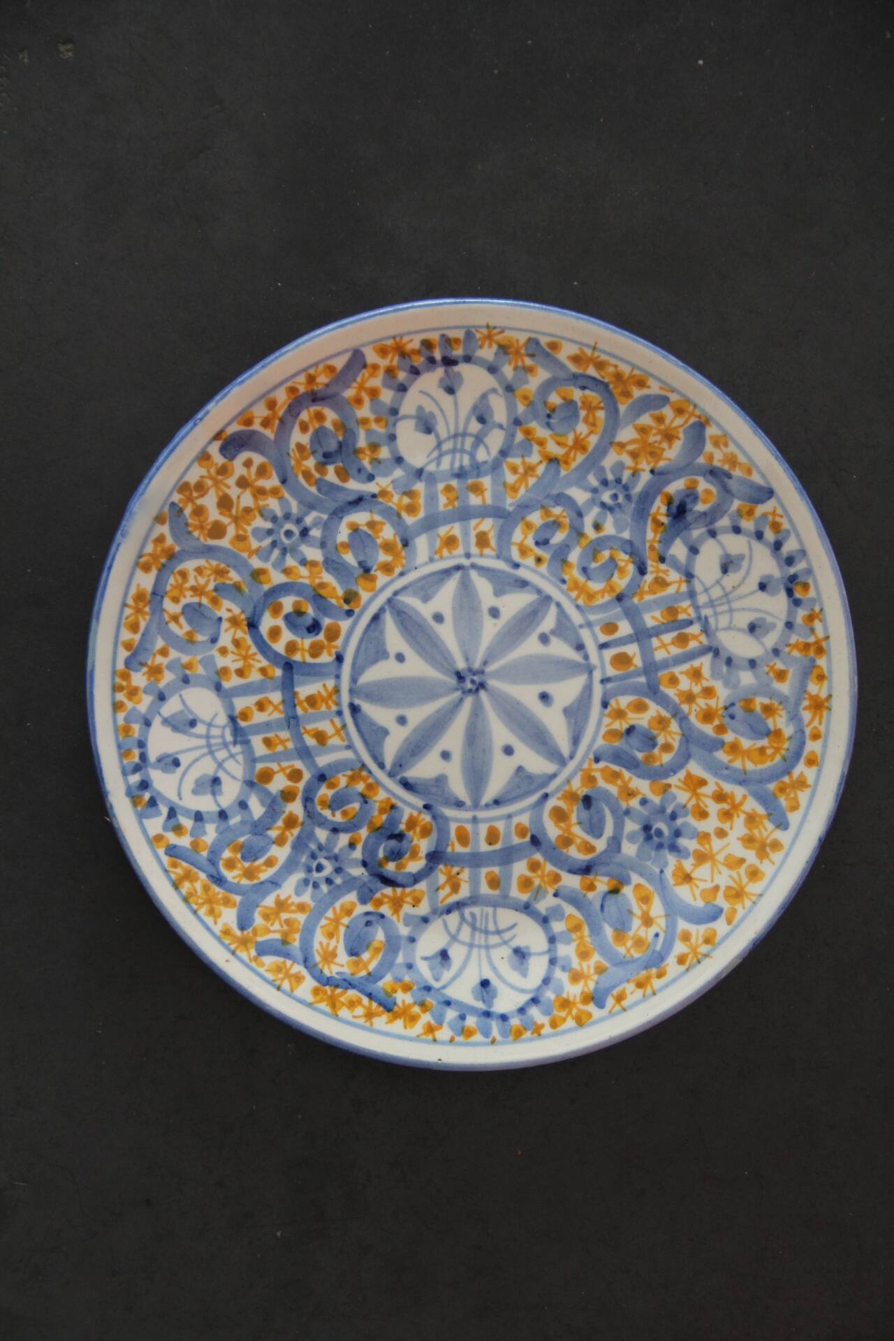 Decorative plate in Spanish earthenware