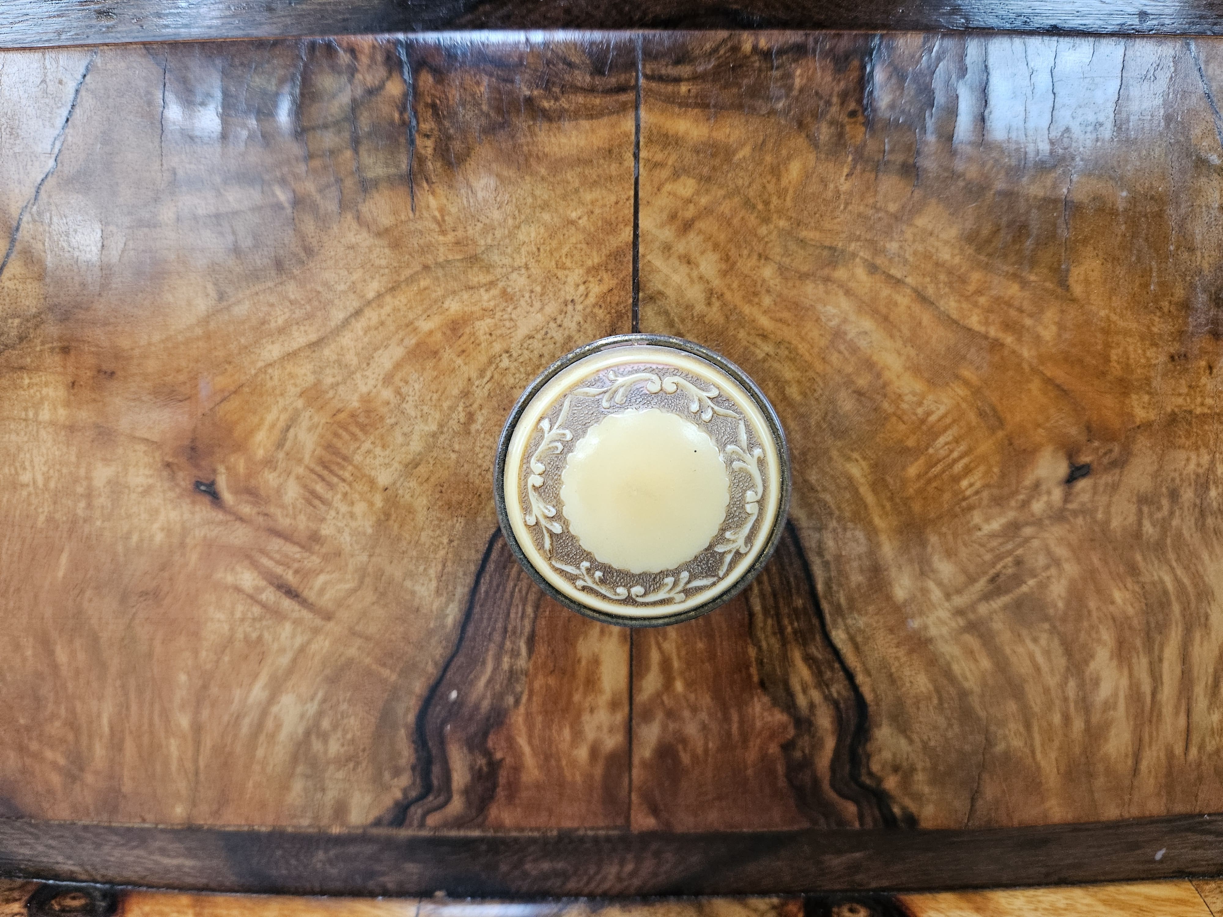 Tuscan Art Decò dressing table from the 1940s in walnut burl