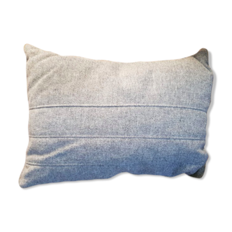 Coussin rectangulaire en coton gris avec coutures décoratives