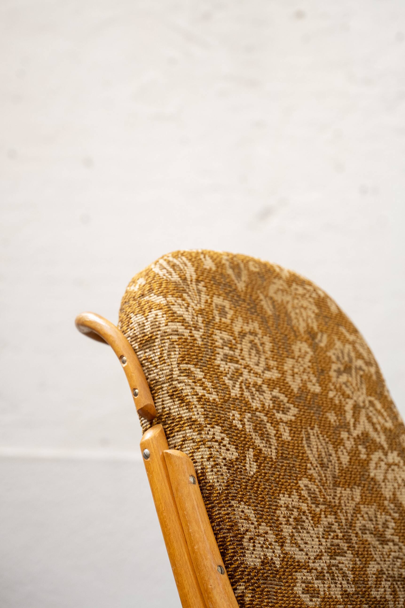 Rocking chair en bois courbé