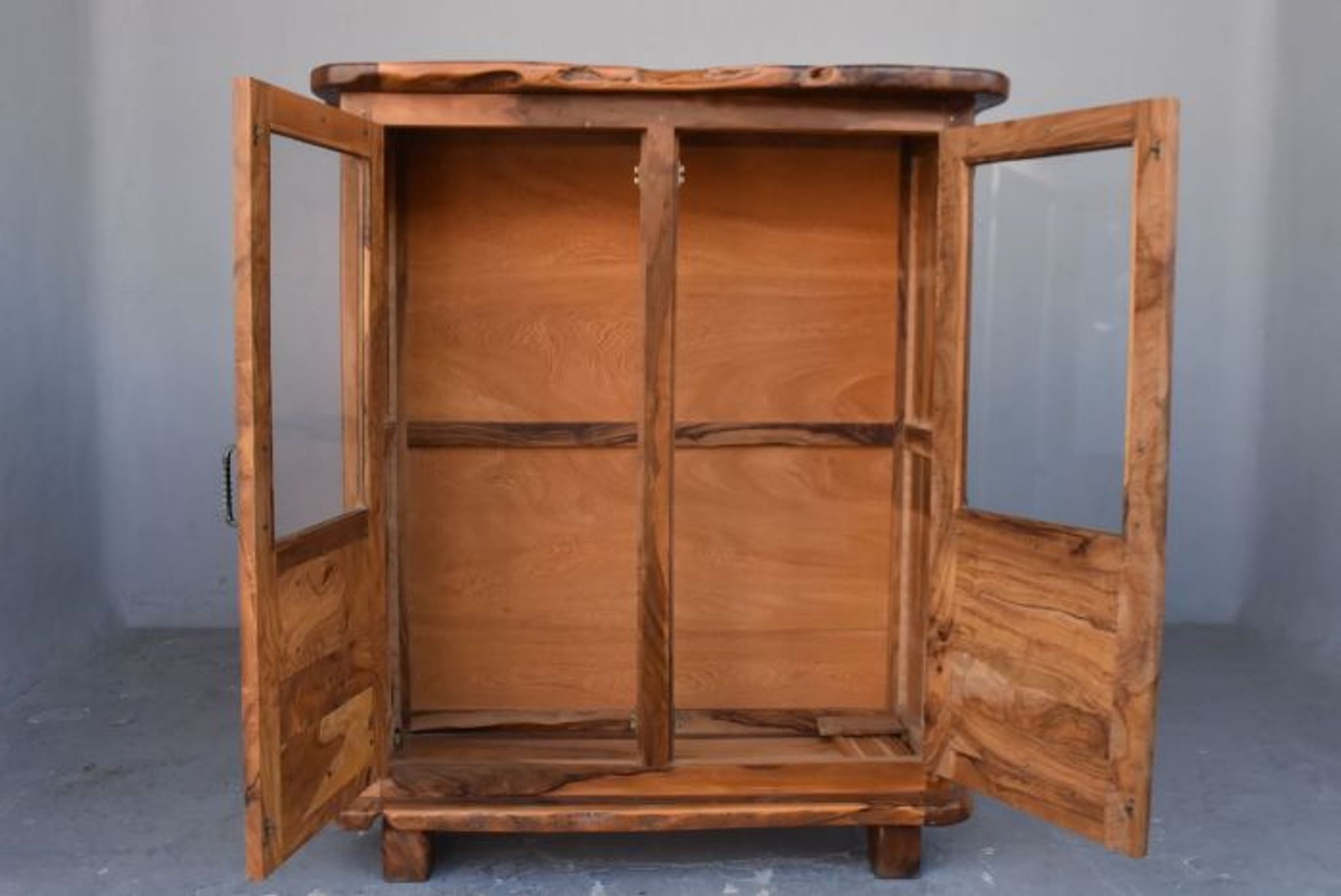 Argentier vitrine brutaliste forme libre en olivier