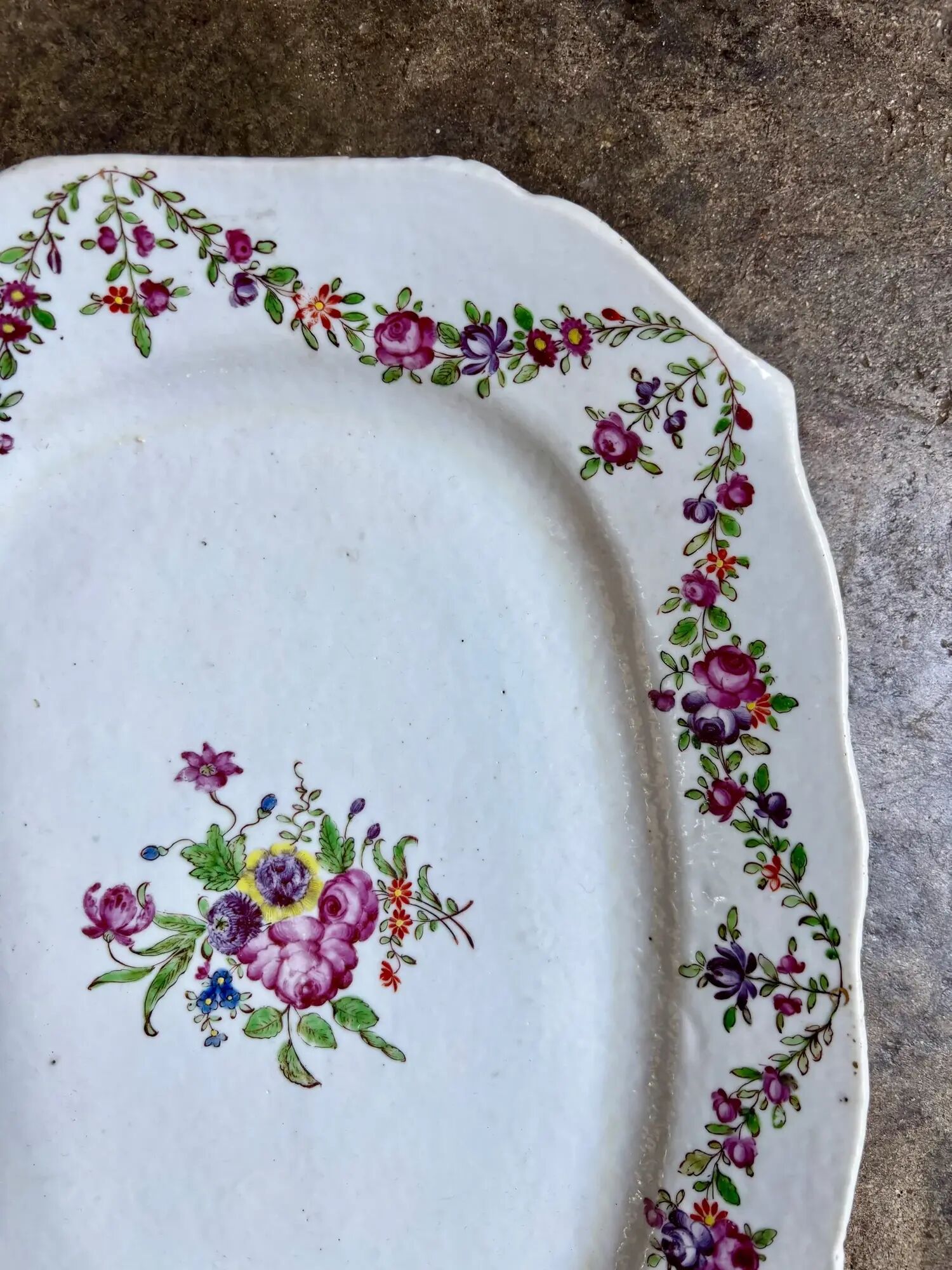 Rectangular plate from the East India Company with floral decoration, 18th century.
