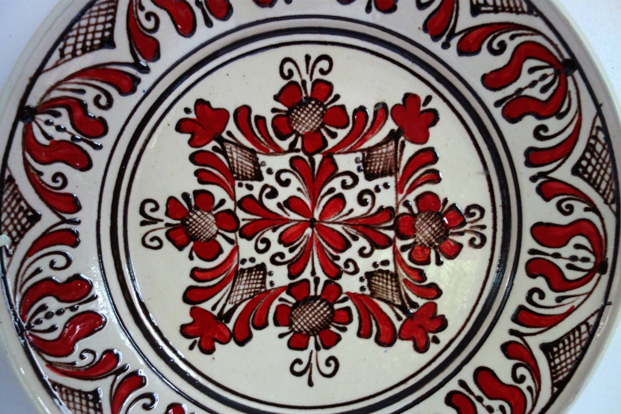 Grande assiette murale en céramique signée Korond, Hongrie