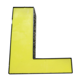 Lettre "L" d'enseigne industrielle jaune et noire