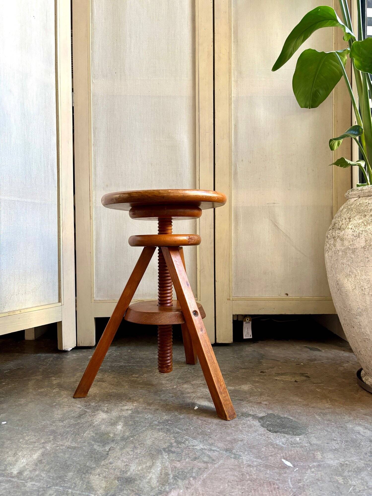 Wooden tripod stool with screw