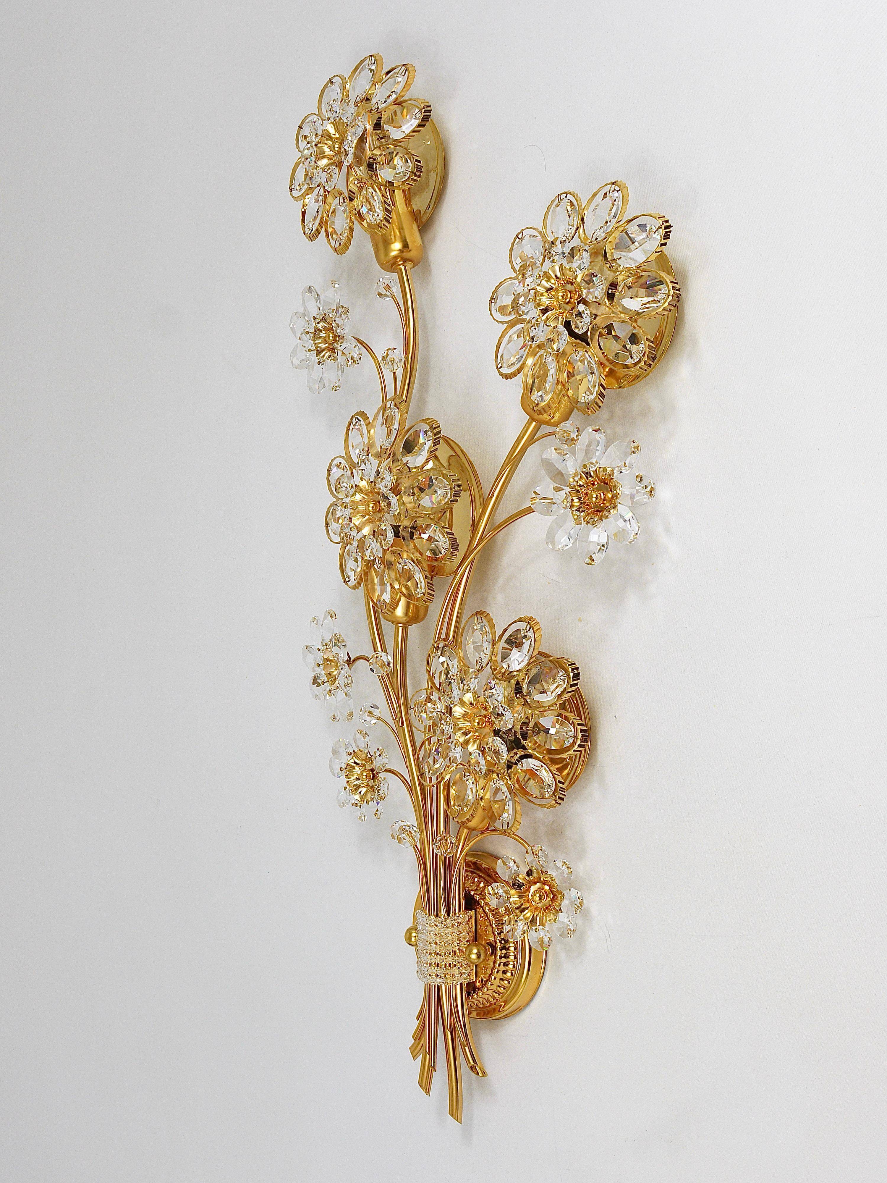 Large wall lamp in gilded brass, Palwa flowers by Ernst Palme, 1970s.