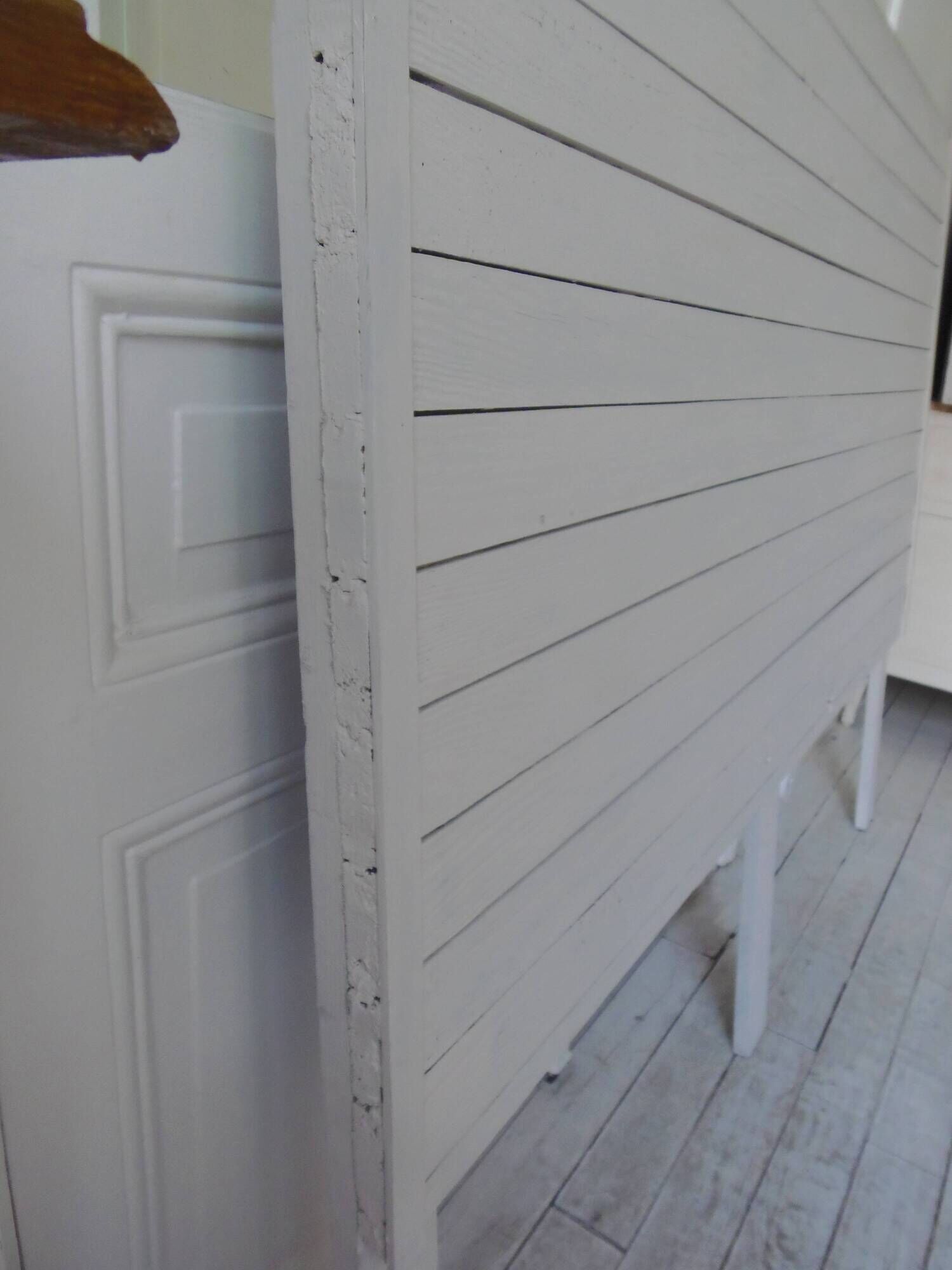 Headboard of 160 made with aged wood in pearl grey patina.