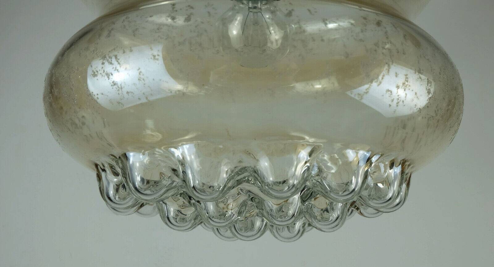 Suspension milieu du siècle en verre ambré bulle et laiton années 1960