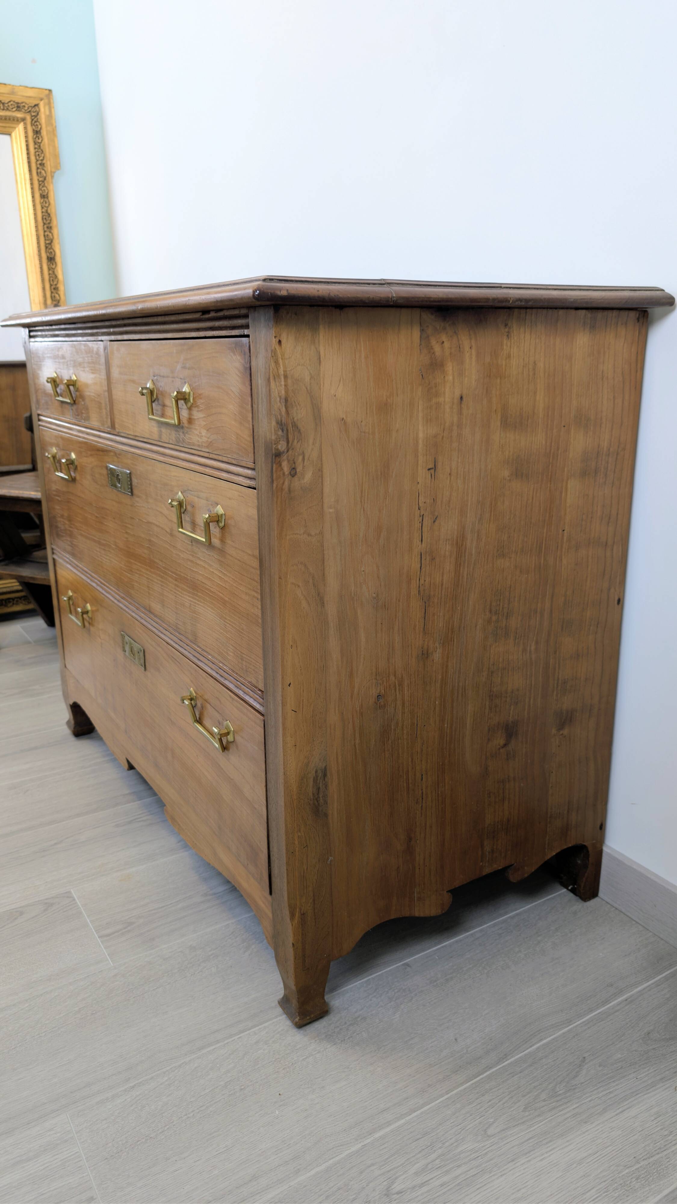 Antique marine chest of drawers in solid wood – charm and maritime spirit