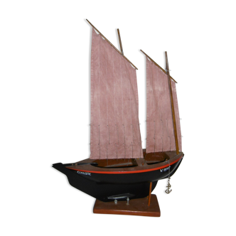 Model of breton fishing boat - sinagot under sail