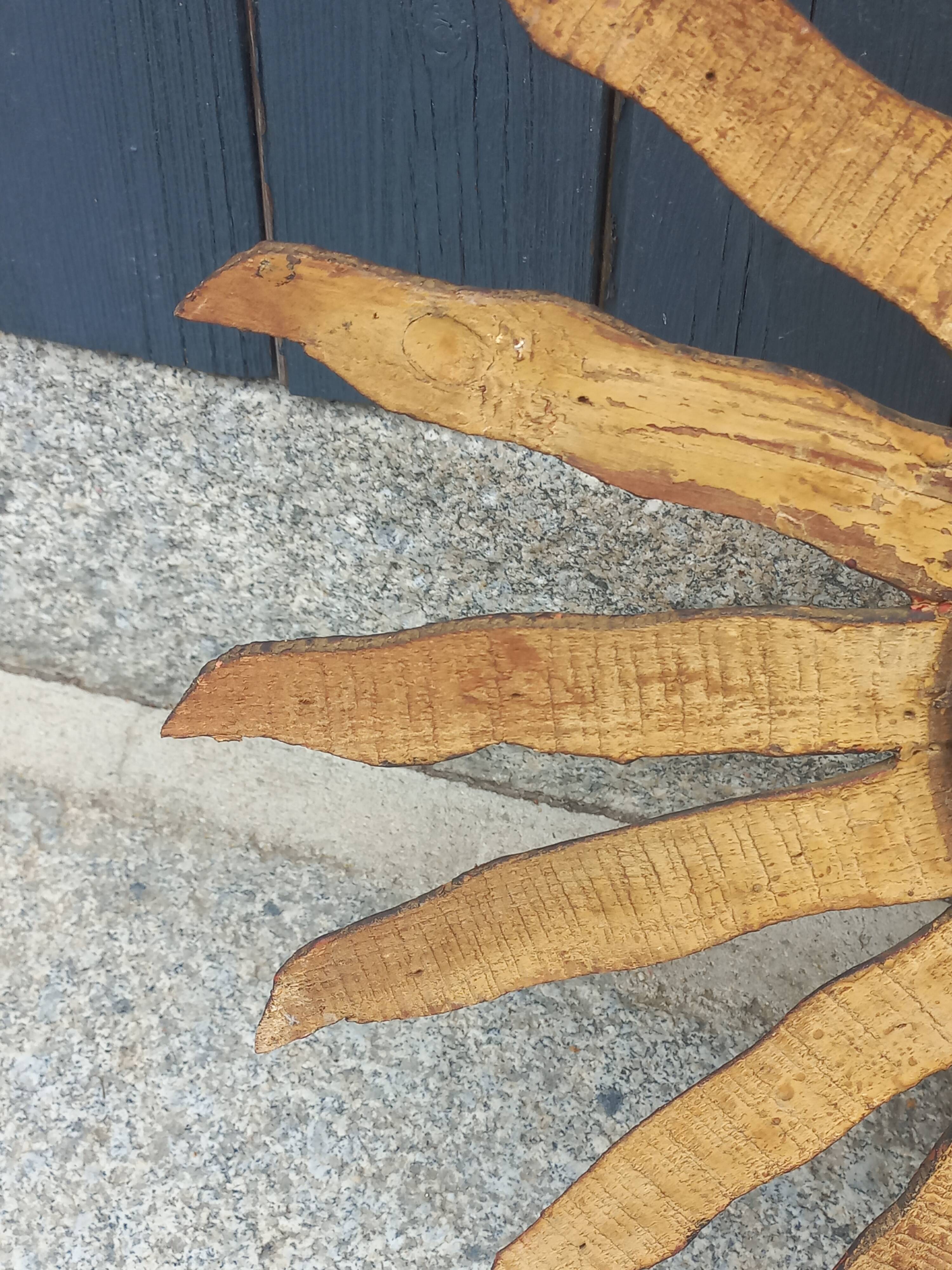 Miroir soleil en bois et stuc doré, années 50