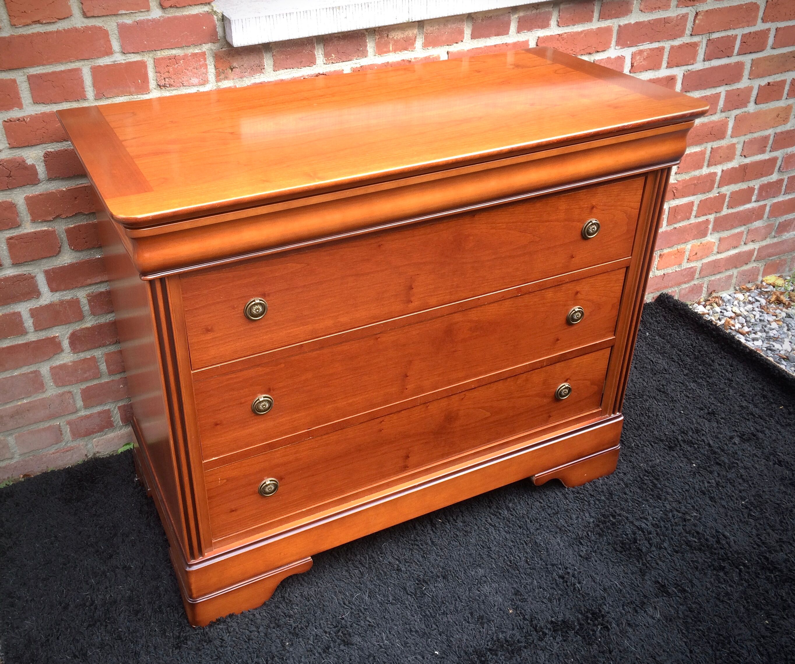 Commode à tiroir secret