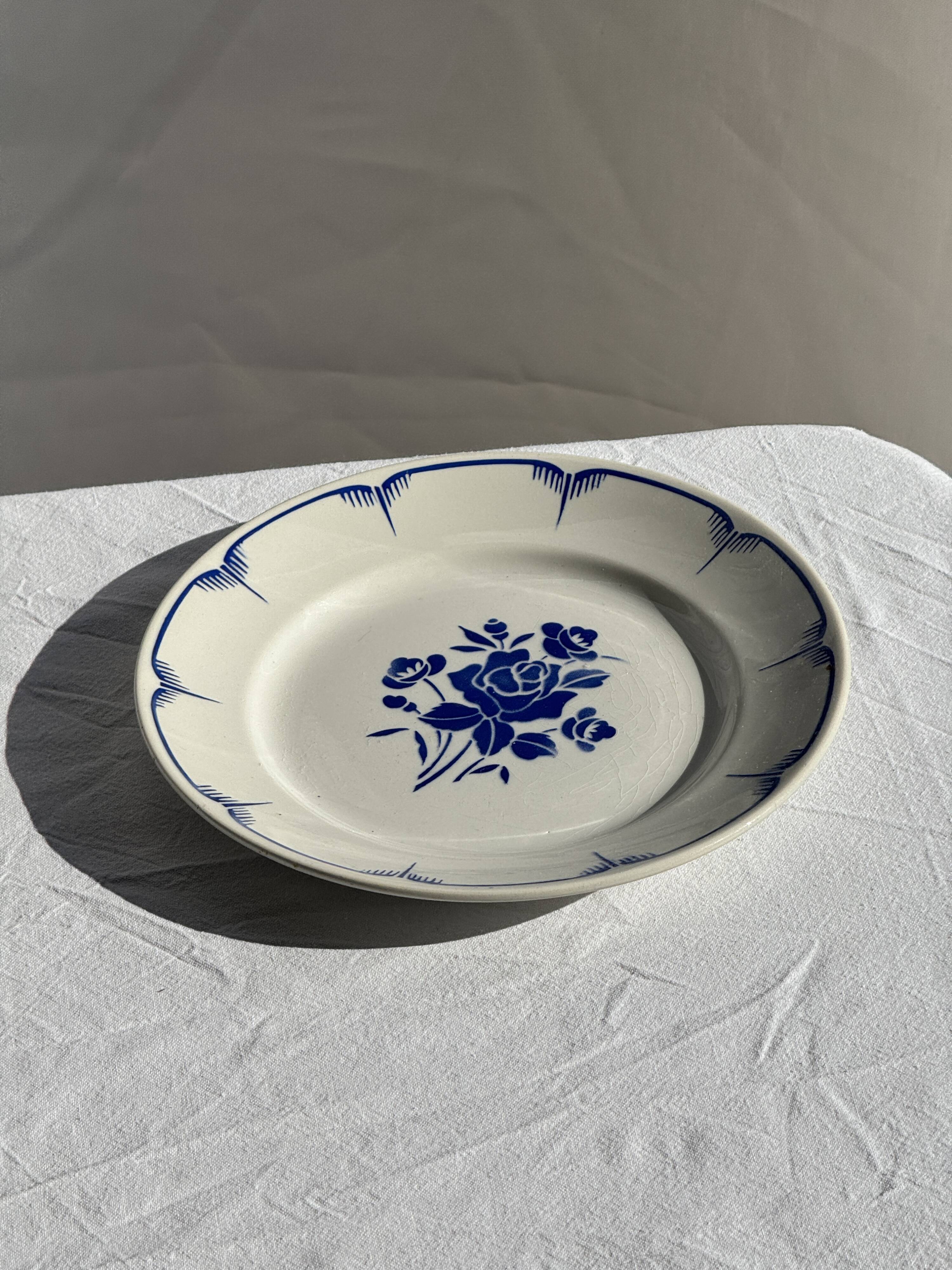 Decorative plate with blue flower pattern D25