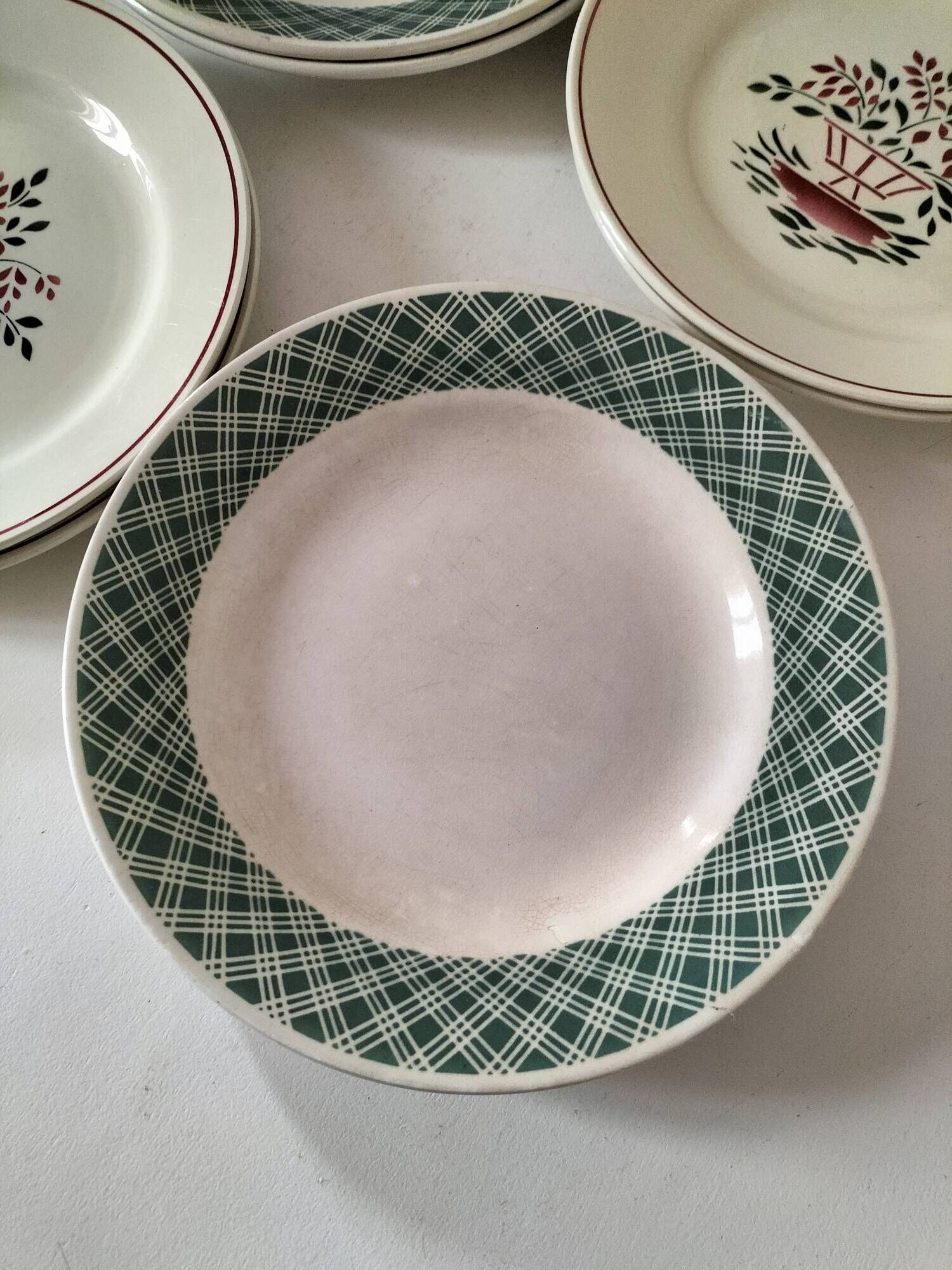 Mix of 10 ironstone plates, HBCM Agnès decoration - St Amand decoration 2070