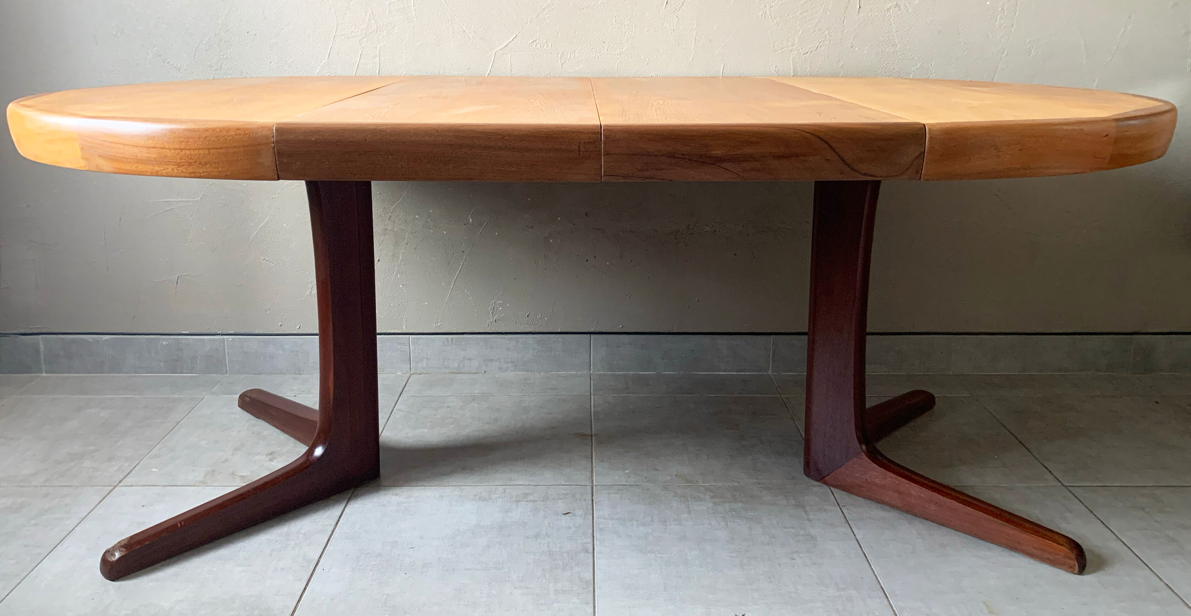 Vintage round Scandinavian table with extendable star center leg