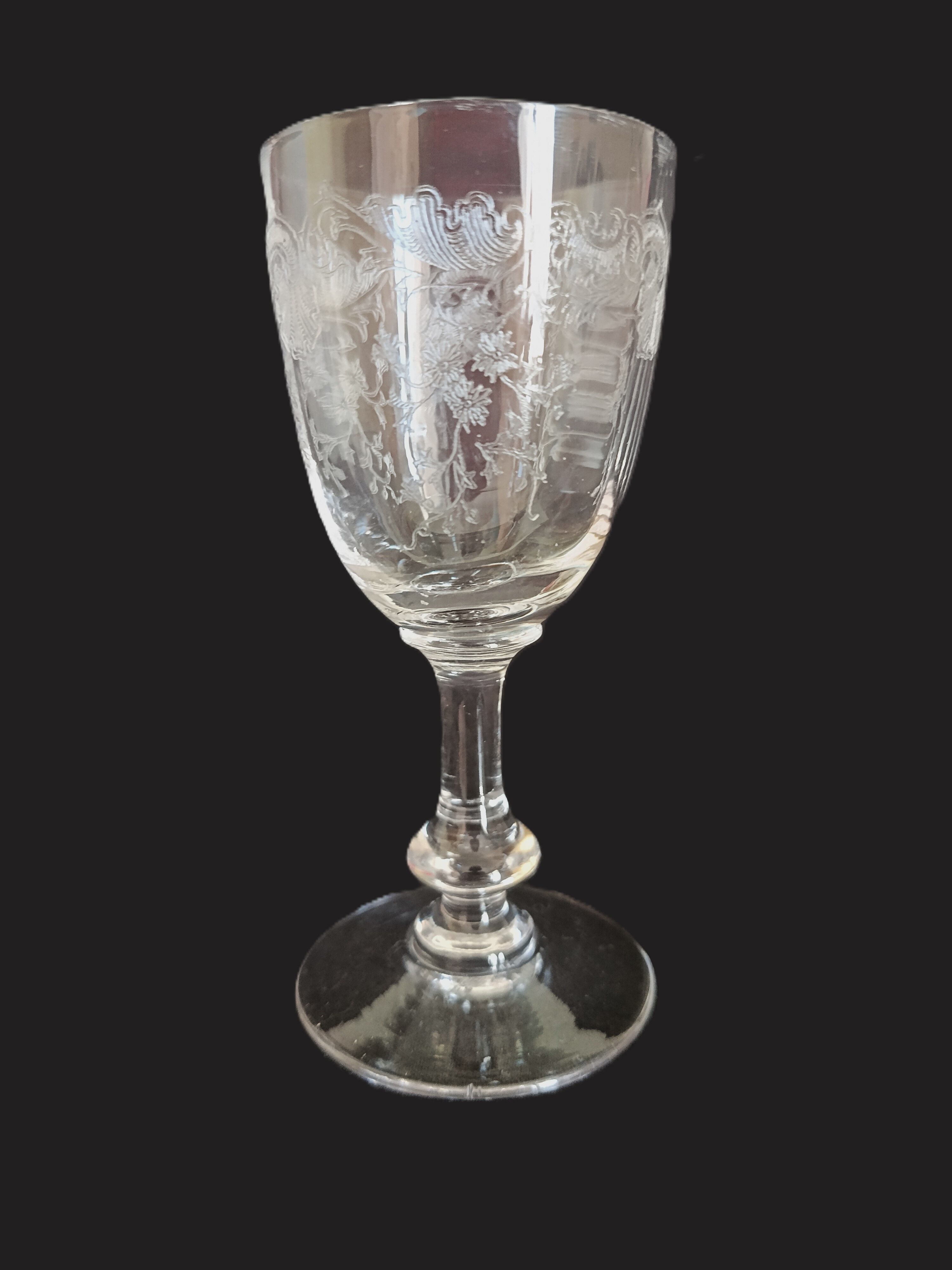 9 crystal white wine glasses from St. Louis model Cléo and their decanter.
