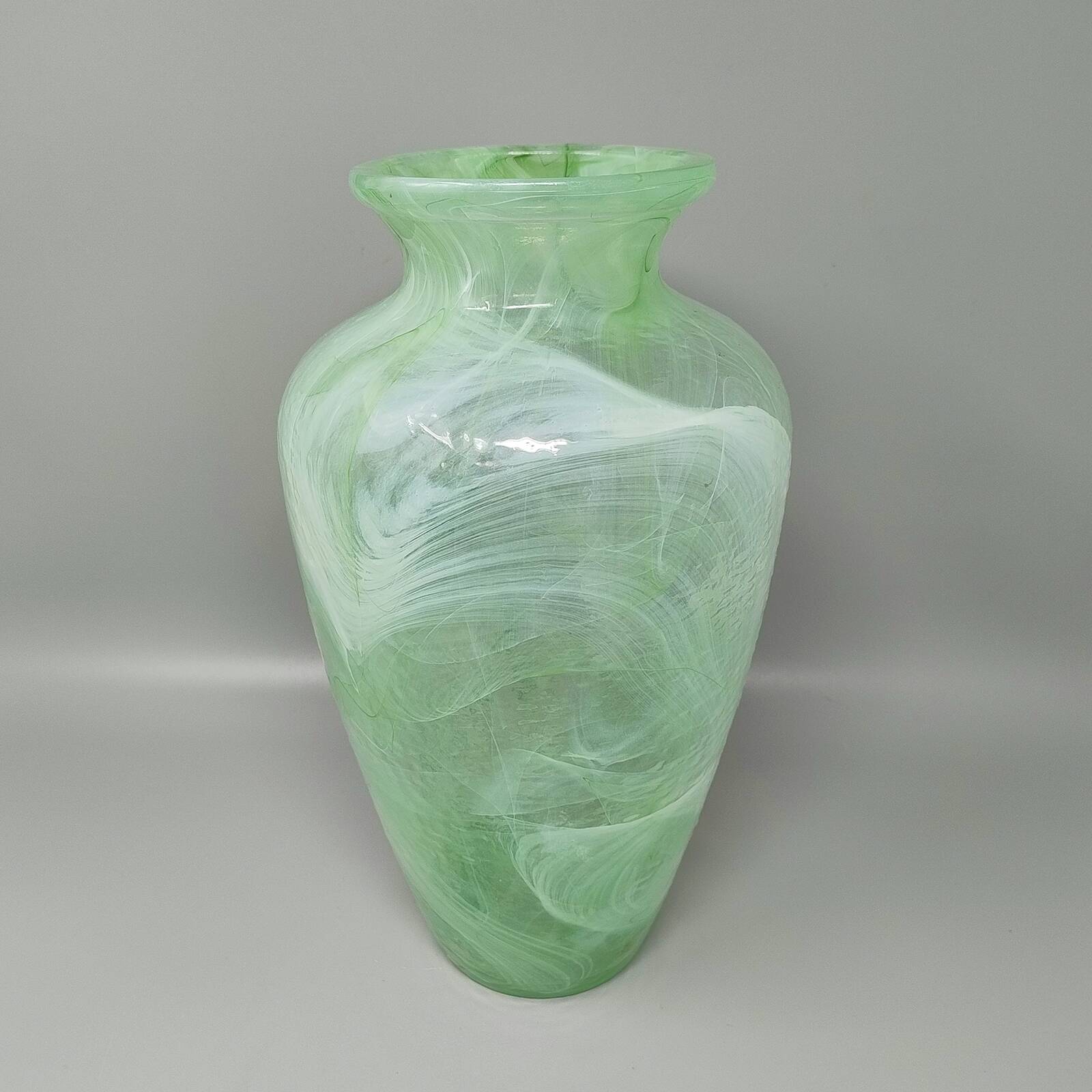 Vase vert exquis, fabriqué à la main par Michielotto en verre de Murano, années 1970.