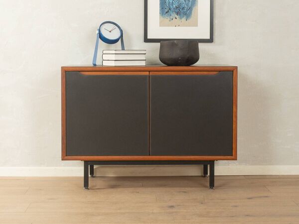 Buffet classique des années 1960 avec des portes en HPL noir et un placage en teck.