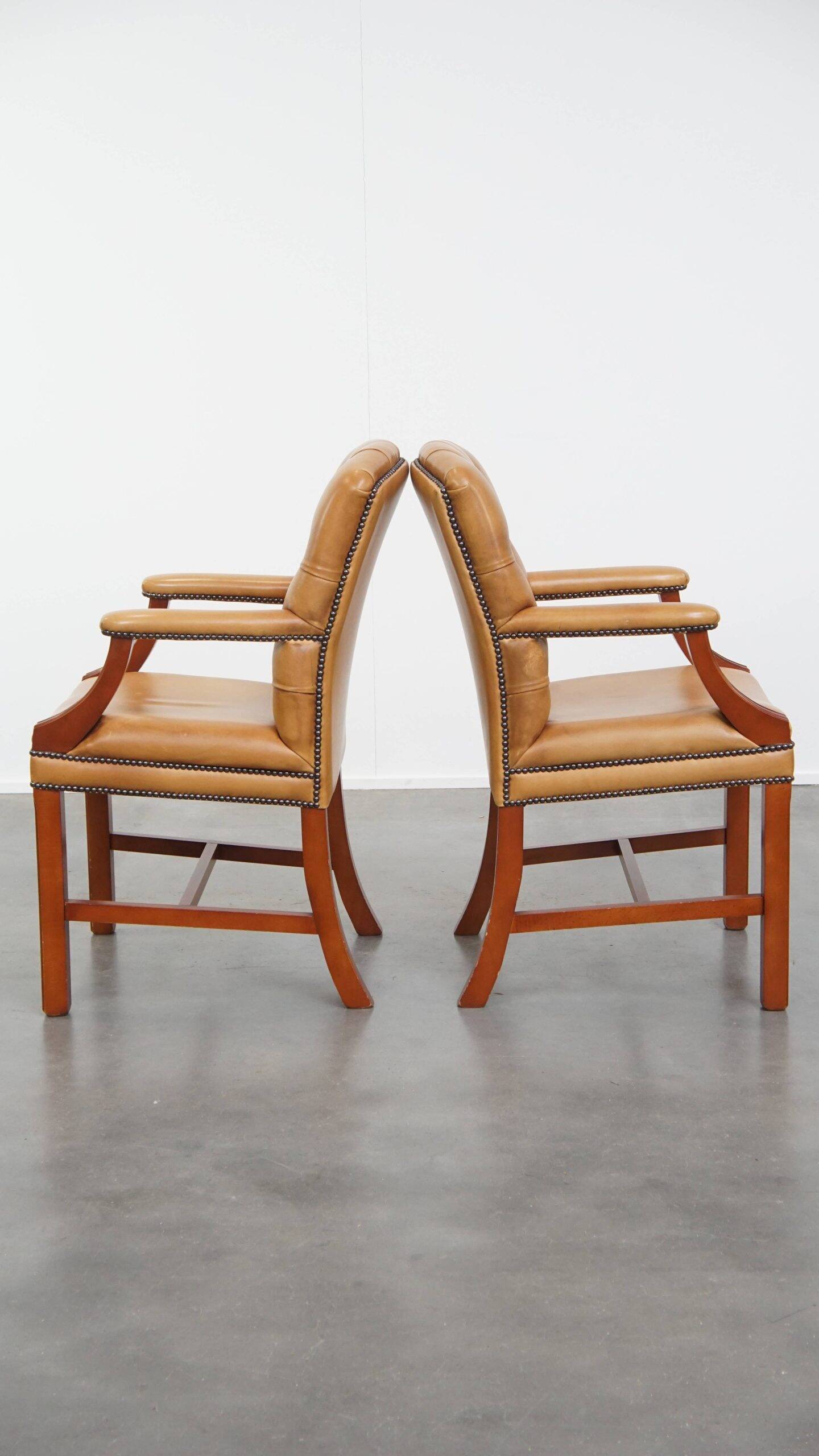 Set of 4 cowhide leather Chesterfield dining chairs in light cognac colour