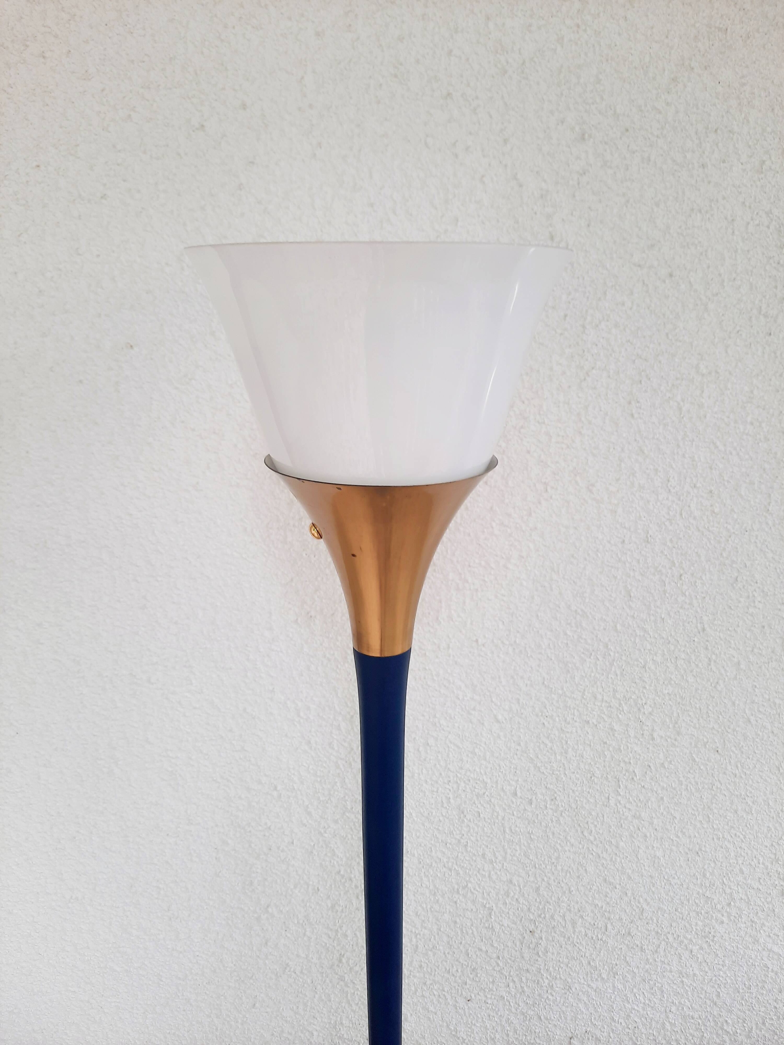 Torchiere floor lamp