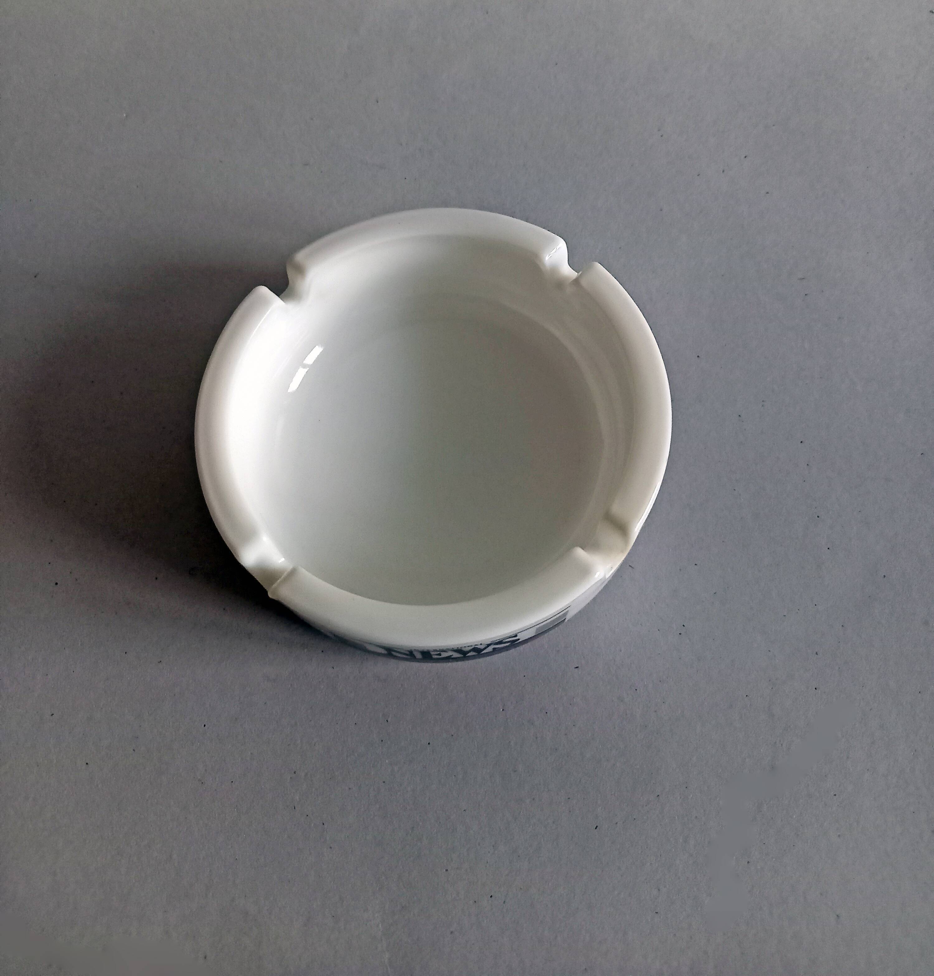 Set 2 advertising ashtrays Collection "International News" "Stewarts Cream Of The Barley" Vintage