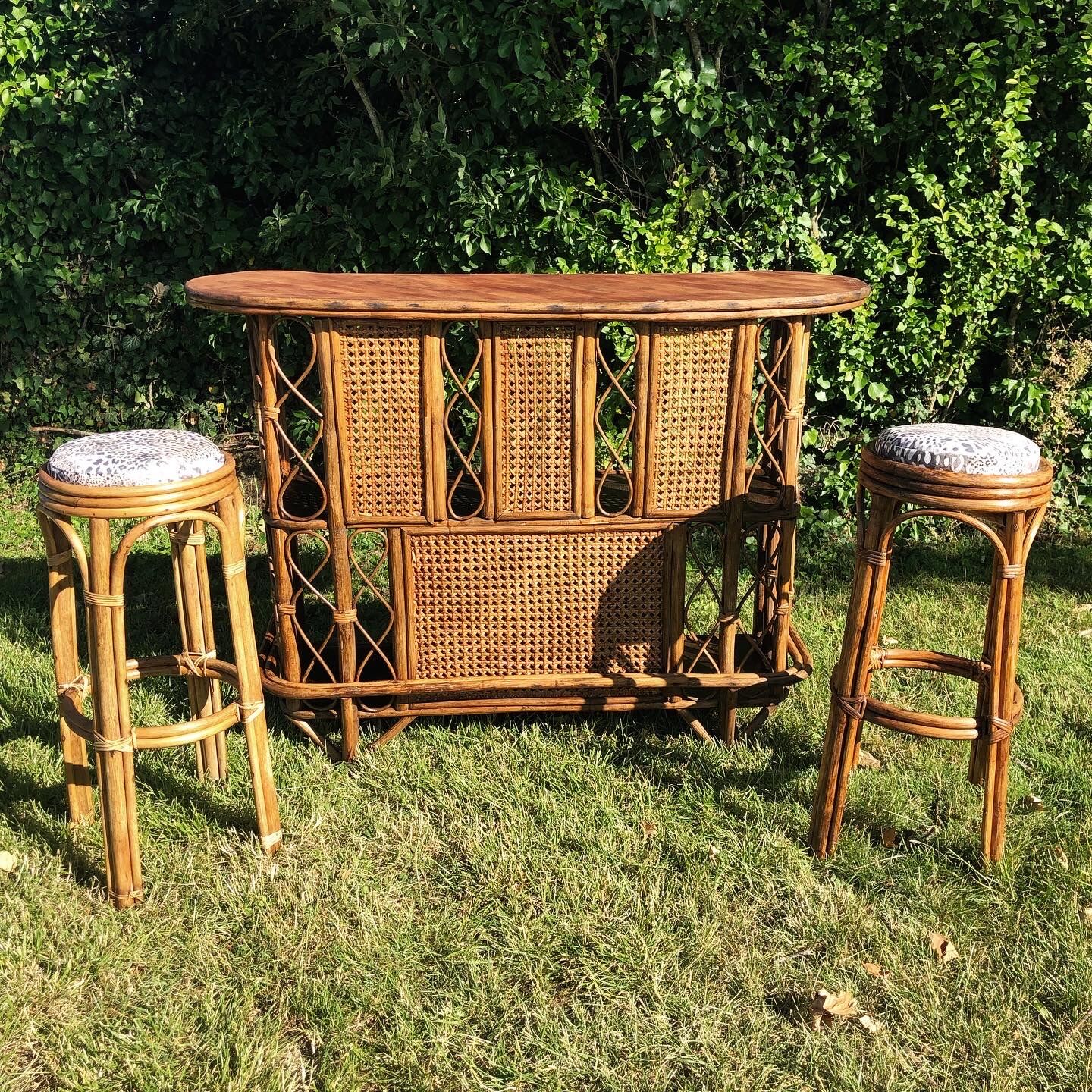 Rattan and cannage bar and 2 stools