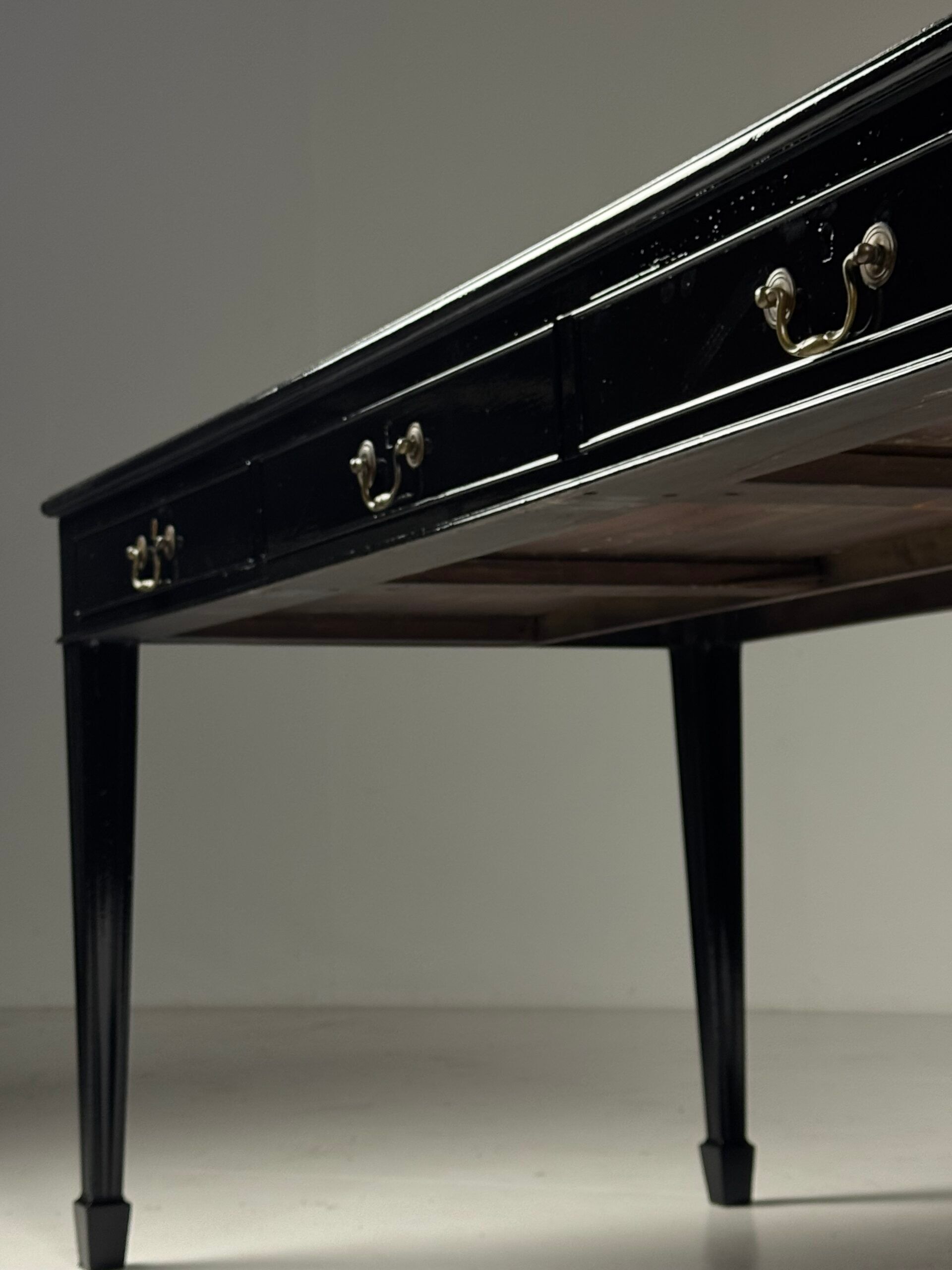 Bureau anglais du 19ème siècle noir