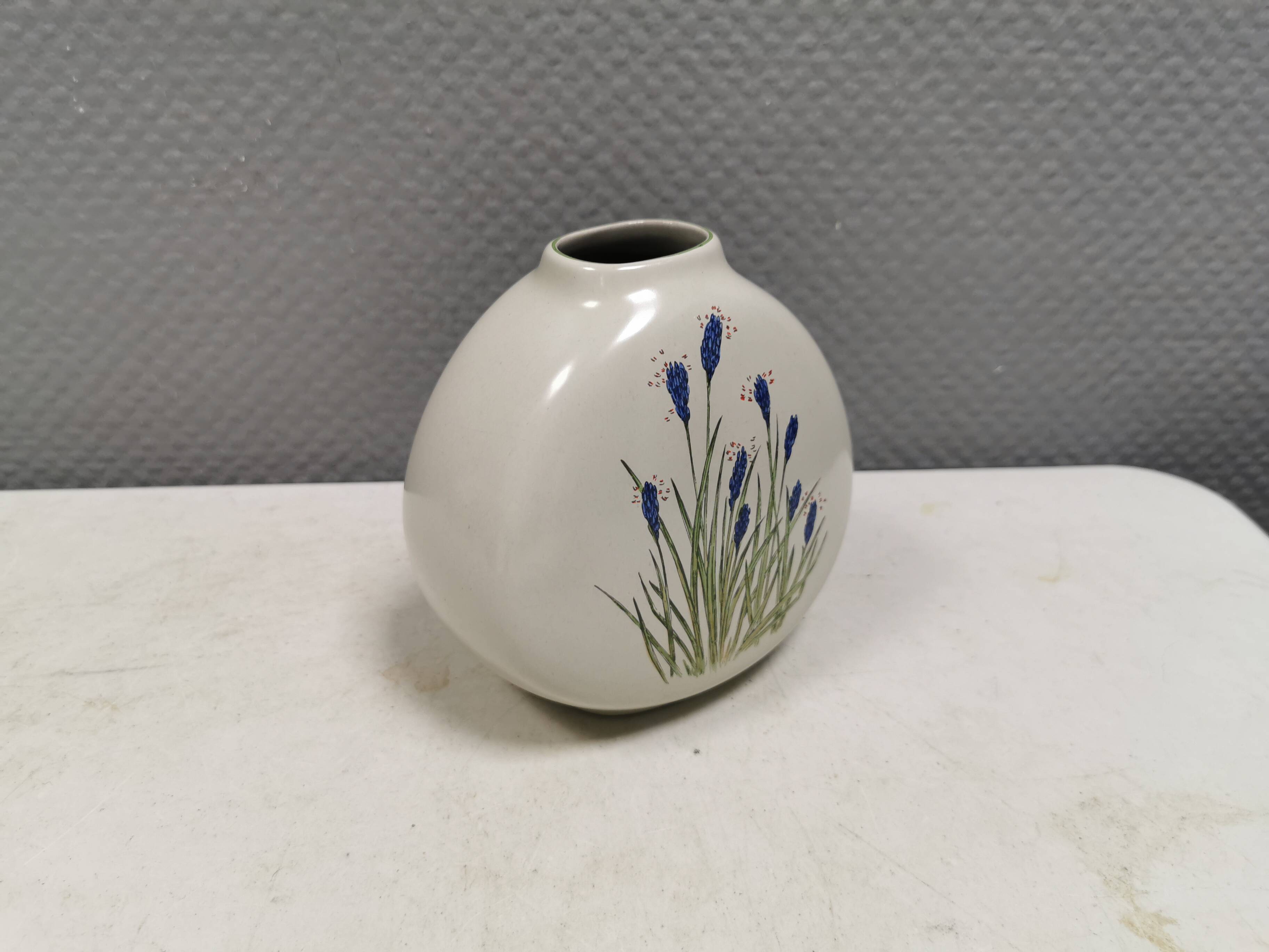 Vase conçue par Johannes Hansen (JH) pour Knabstrup, Danemark, dans les années 1960.