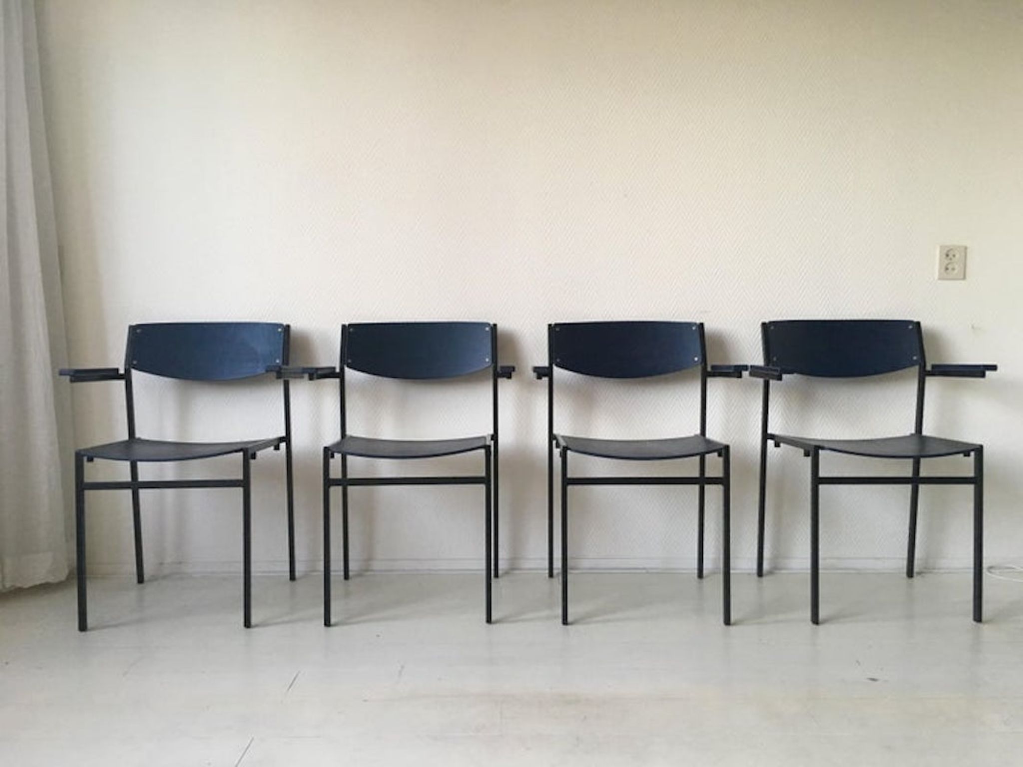 4 fauteuils empilables minimalistes en métal bleu et contreplaqué par Gijs van der Sluis