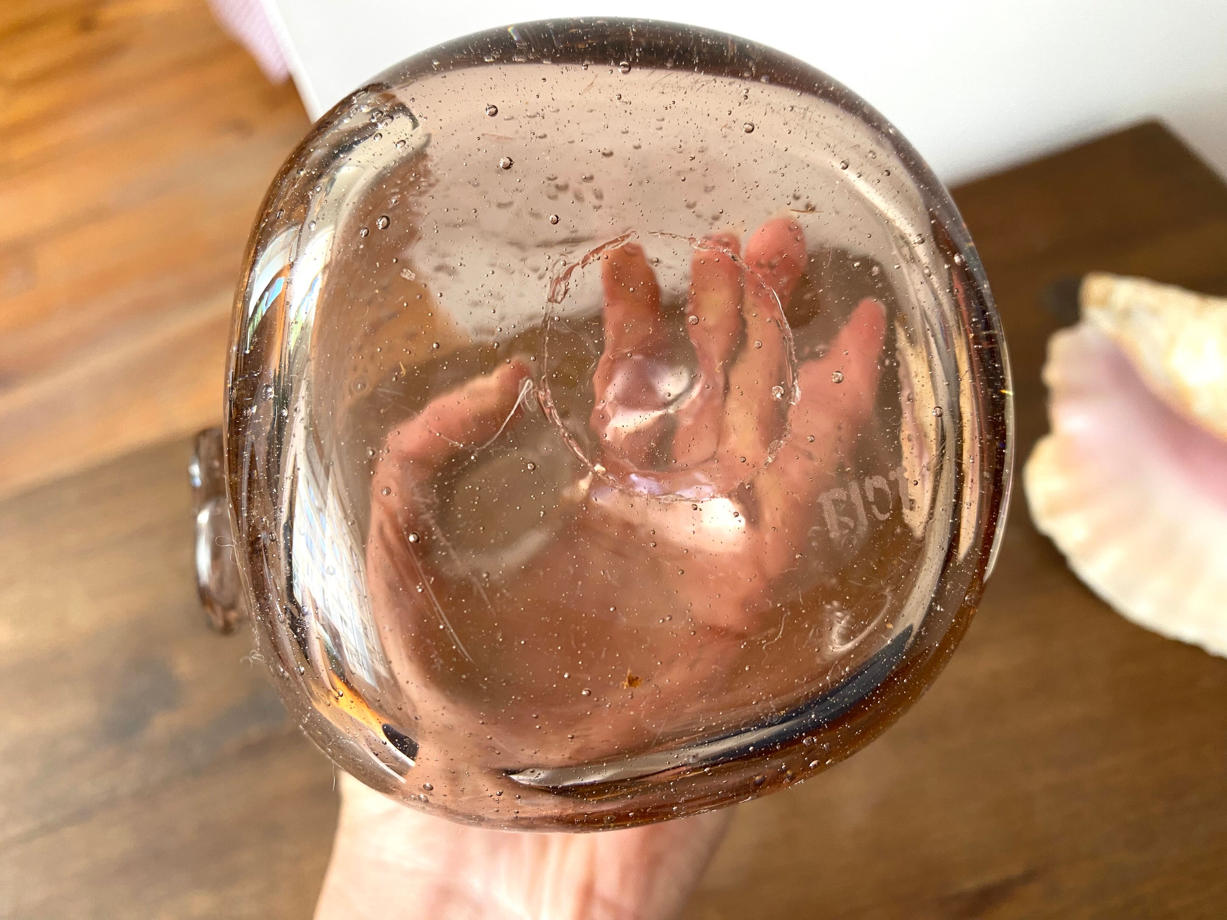 Carafe en verre bullé rose Biot vintage années 60