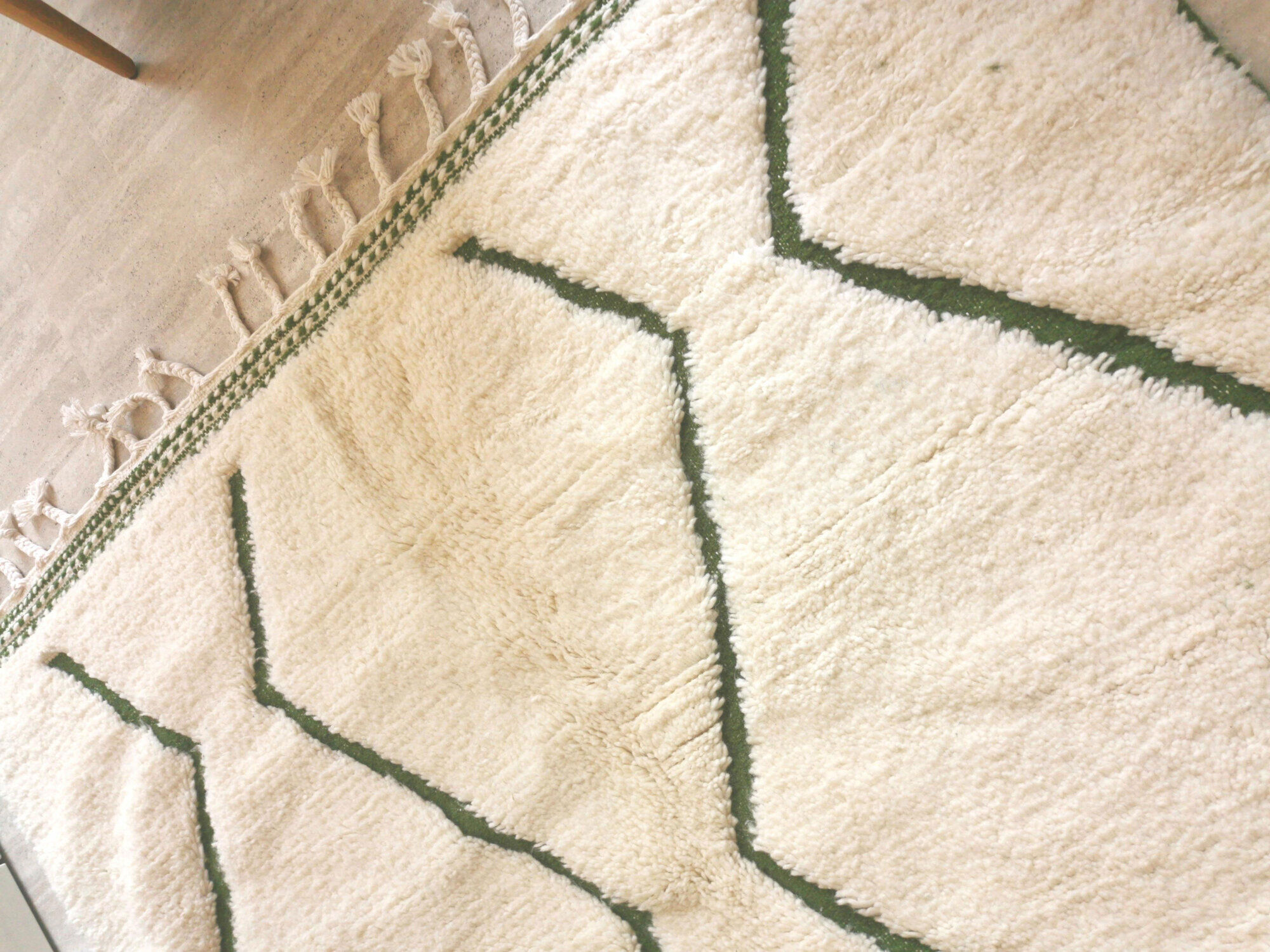 Magnificent Berber carpet Béni Ouarain green and white with diamonds and braided border