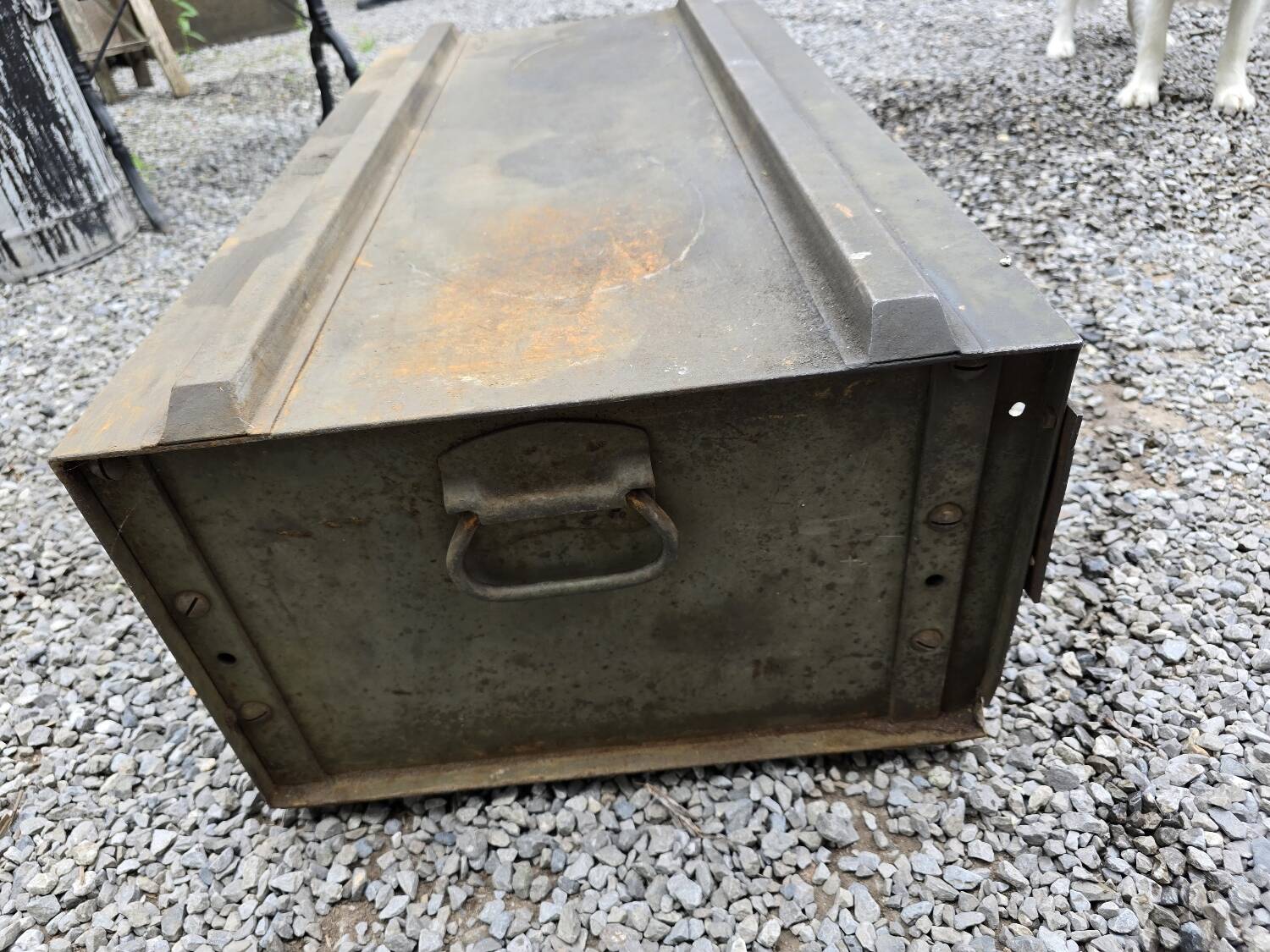 Meuble de rangement industriel en fer avec des tiroirs