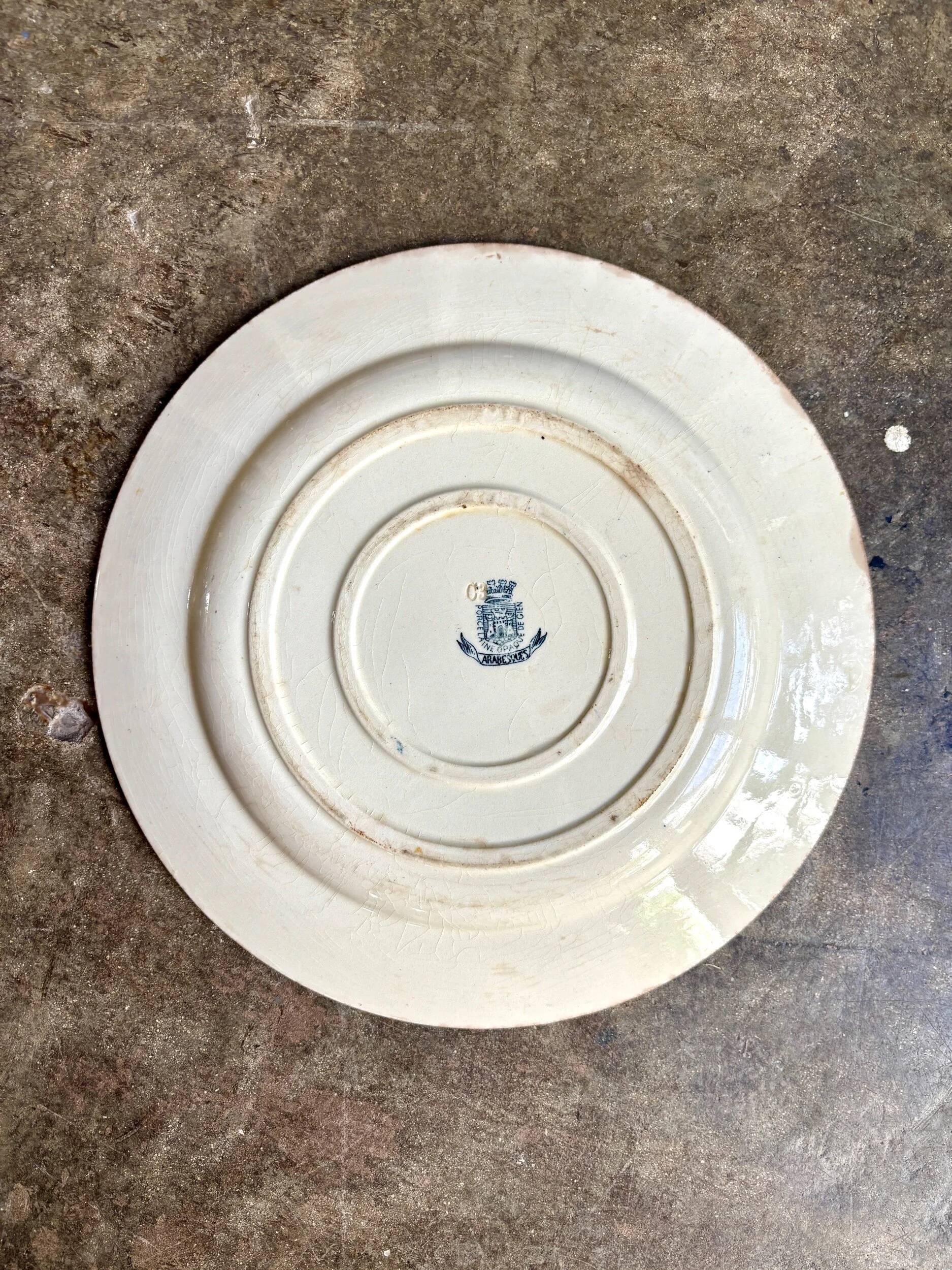 Plat rond Gien en terre de fer, service "Arabesques"