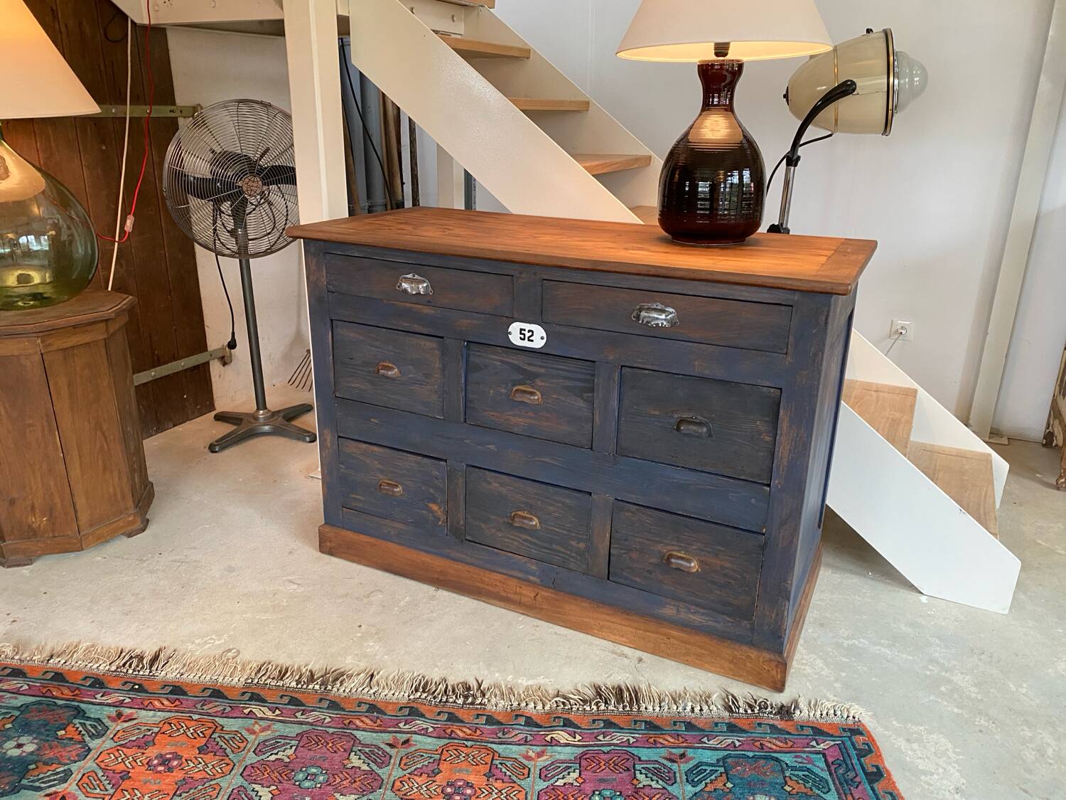 Meuble de métier grands tiroirs. Atelier de menuiserie, quincaillerie