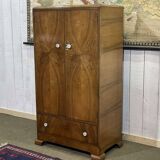 Petite armoire d'étudiant anglais en loupe de noyer des années 1930