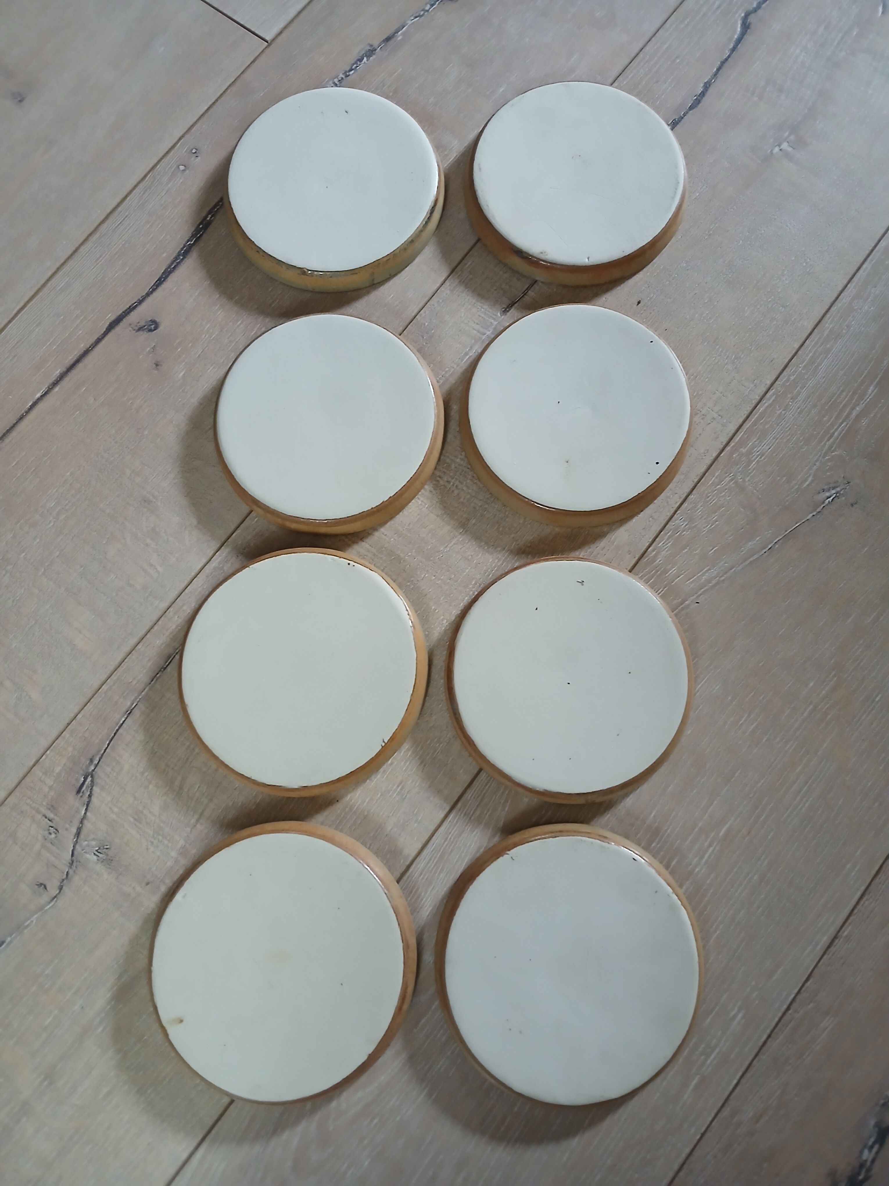 8 tasses anciennes avec soucoupes en grès