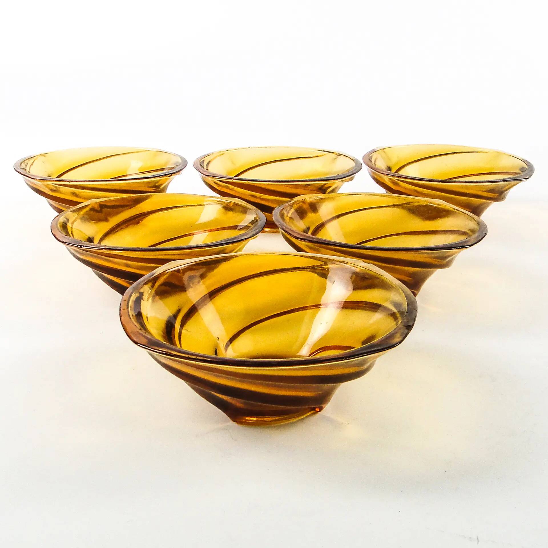 Ensemble d'assiettes à salade Wir, style moderne du milieu du siècle, verre pressé, Ząbkowice, Pologne, années 1970.