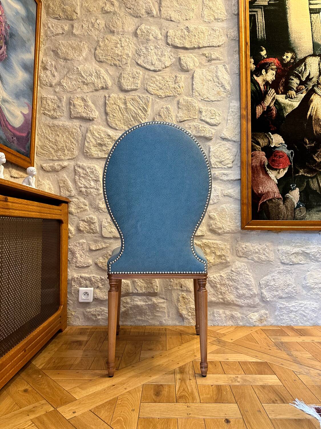 Table ghibli en verre avec 8 chaises parisiennes pieds sabrés roche bobois