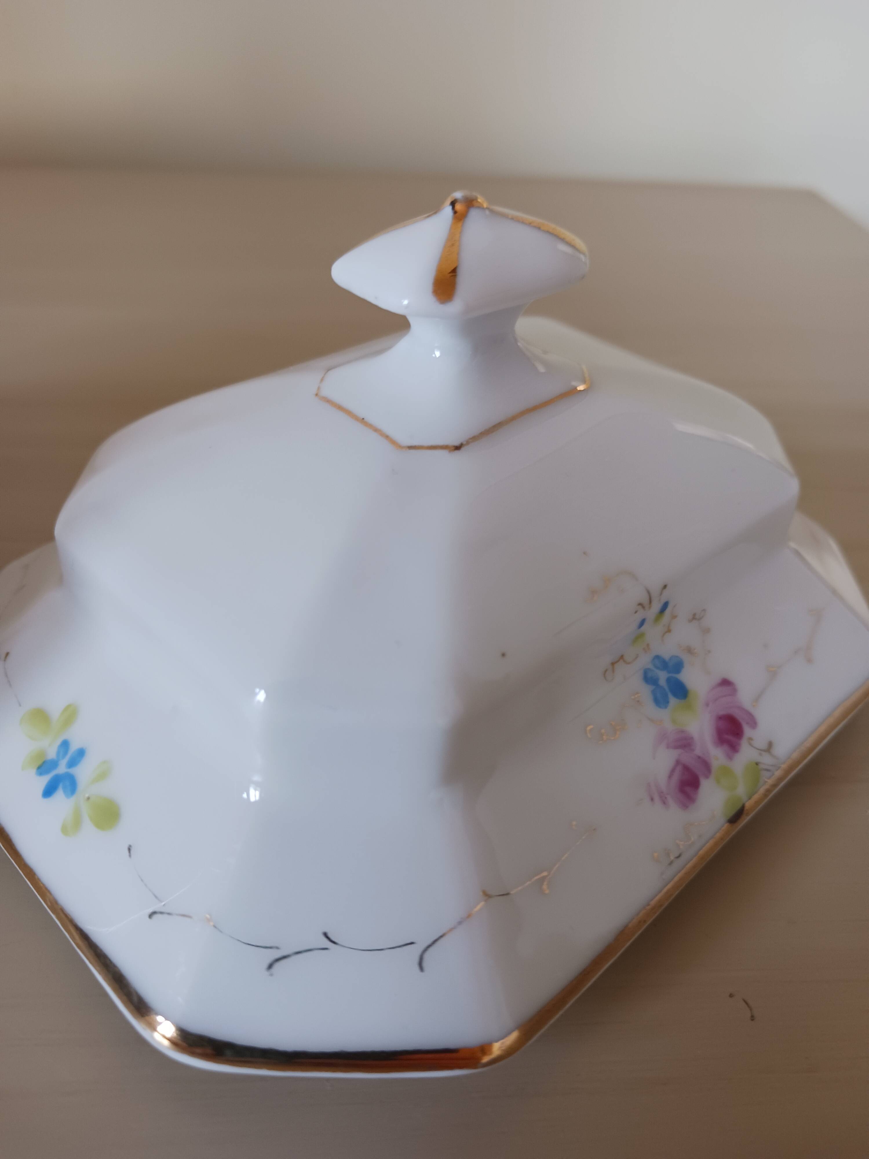 Vintage porcelain sugar bowl.