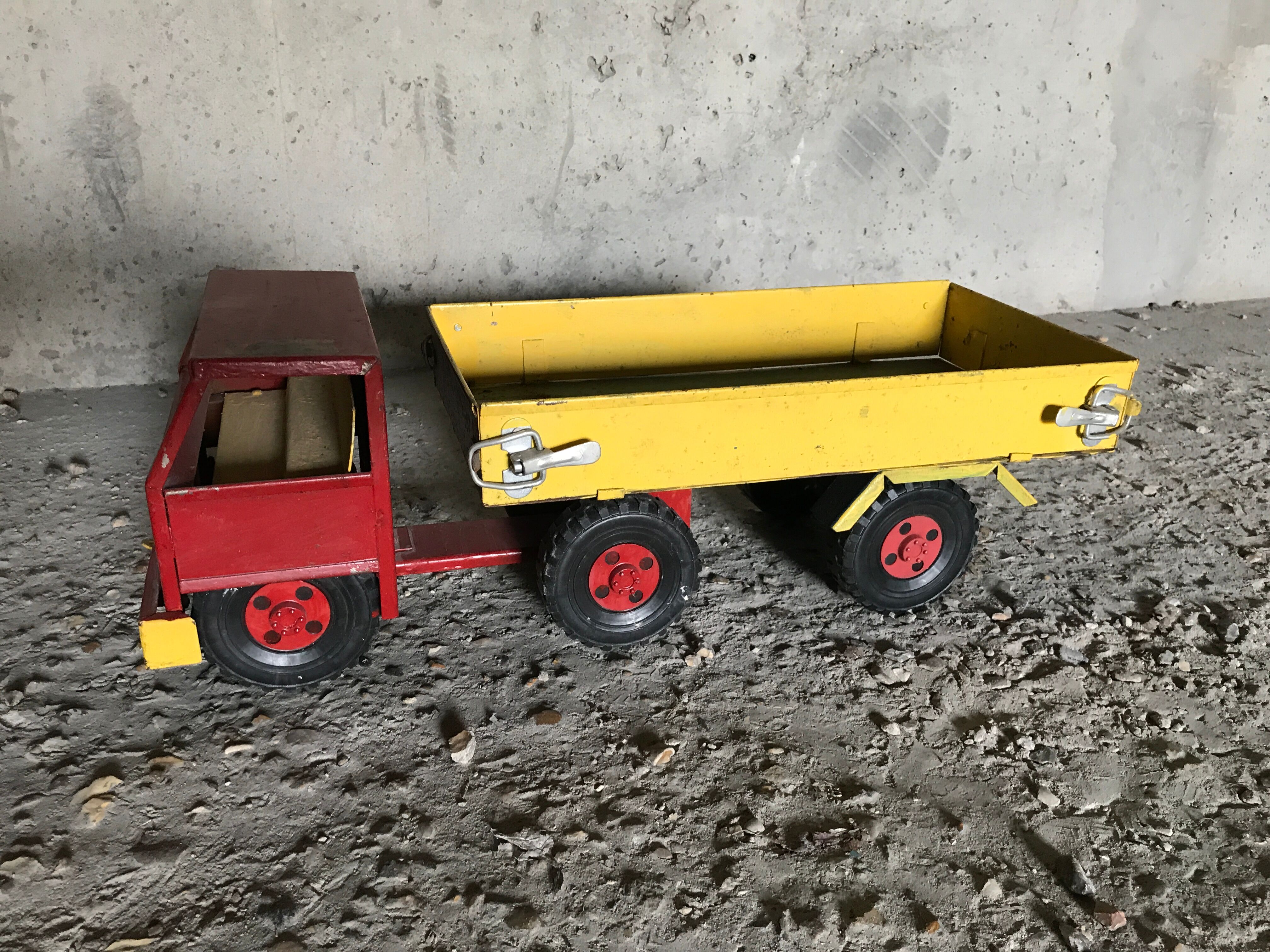 Former 50s metal dump truck vintage