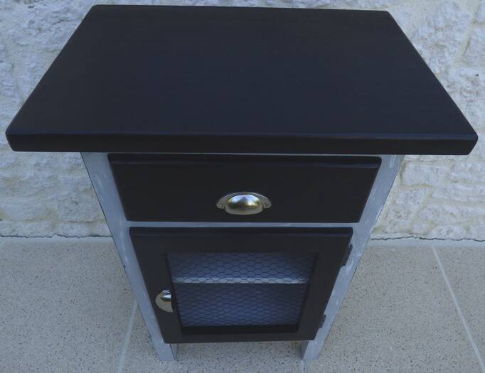 Furniture suitable for everywhere with a thick top, in solid wood
