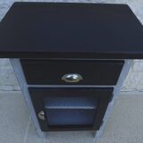 Furniture suitable for everywhere with a thick top, in solid wood