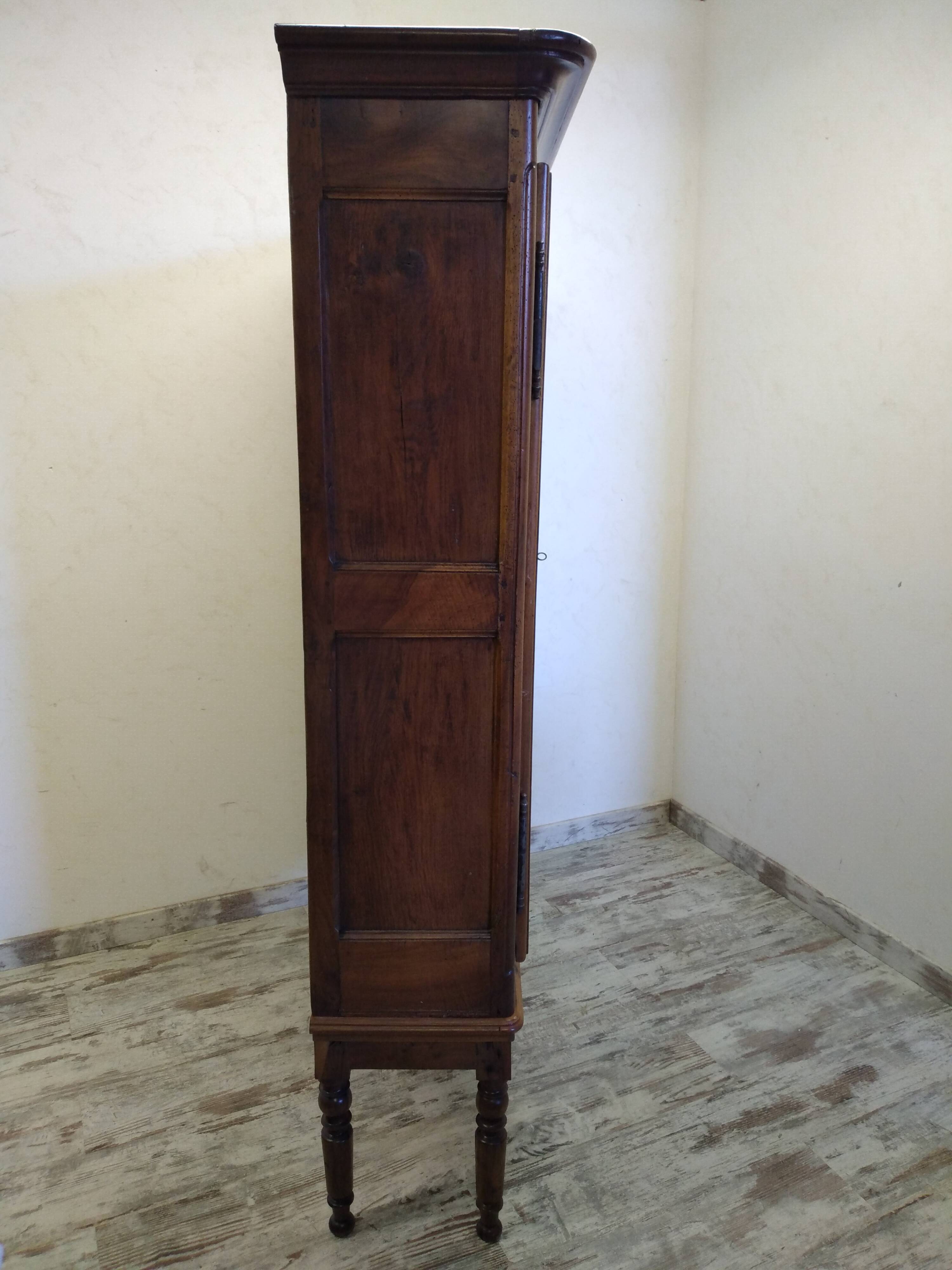Atypical antique showcase