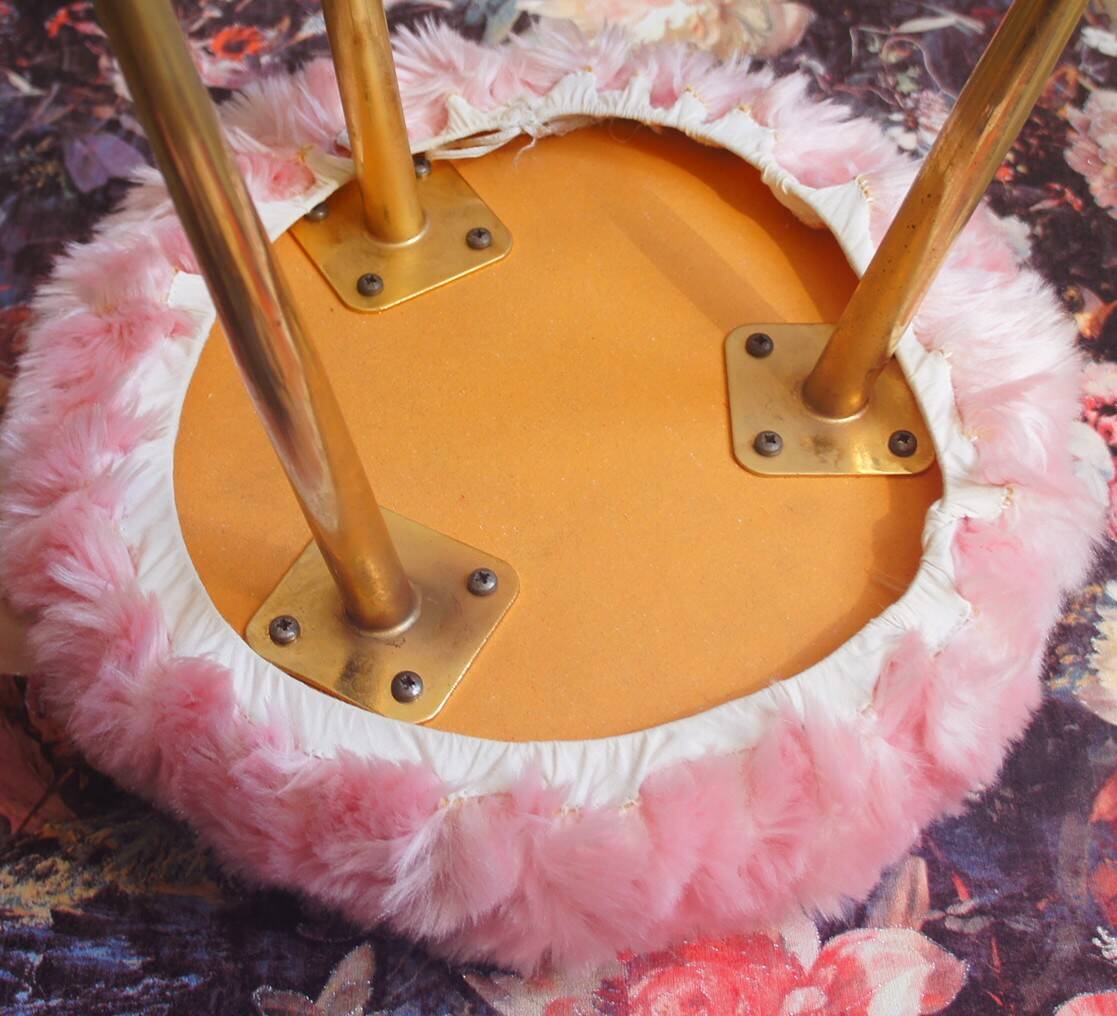 Pink moumoute tripod stool