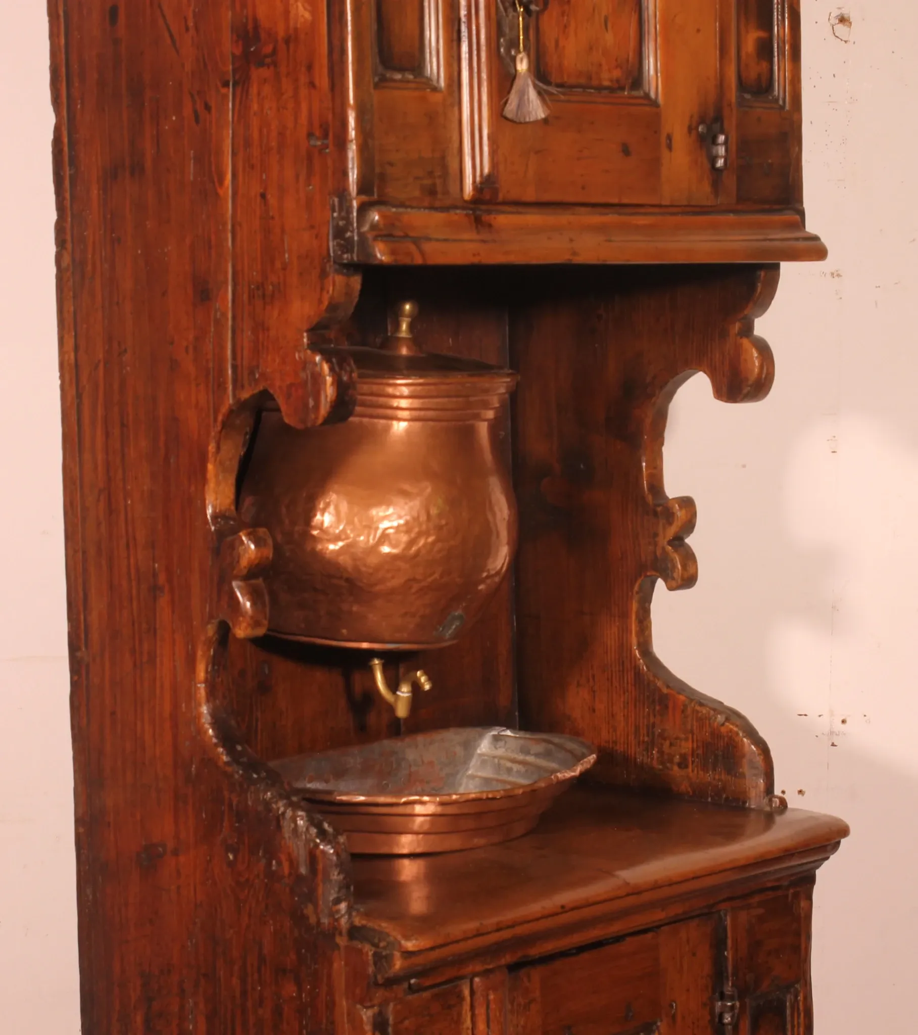 petit vaisselier en bois de mélèze - 17° siècle -Suisse