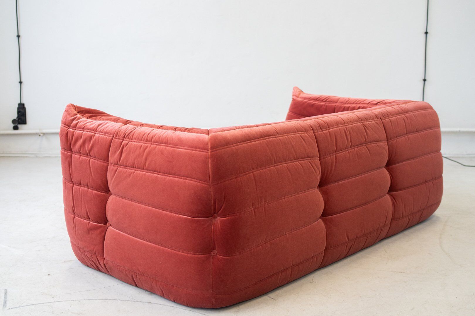 Canapé Togo vintage deux places avec accoudoirs en velours bordeaux par Michel Ducaroy pour Ligne Roset, années 1970.