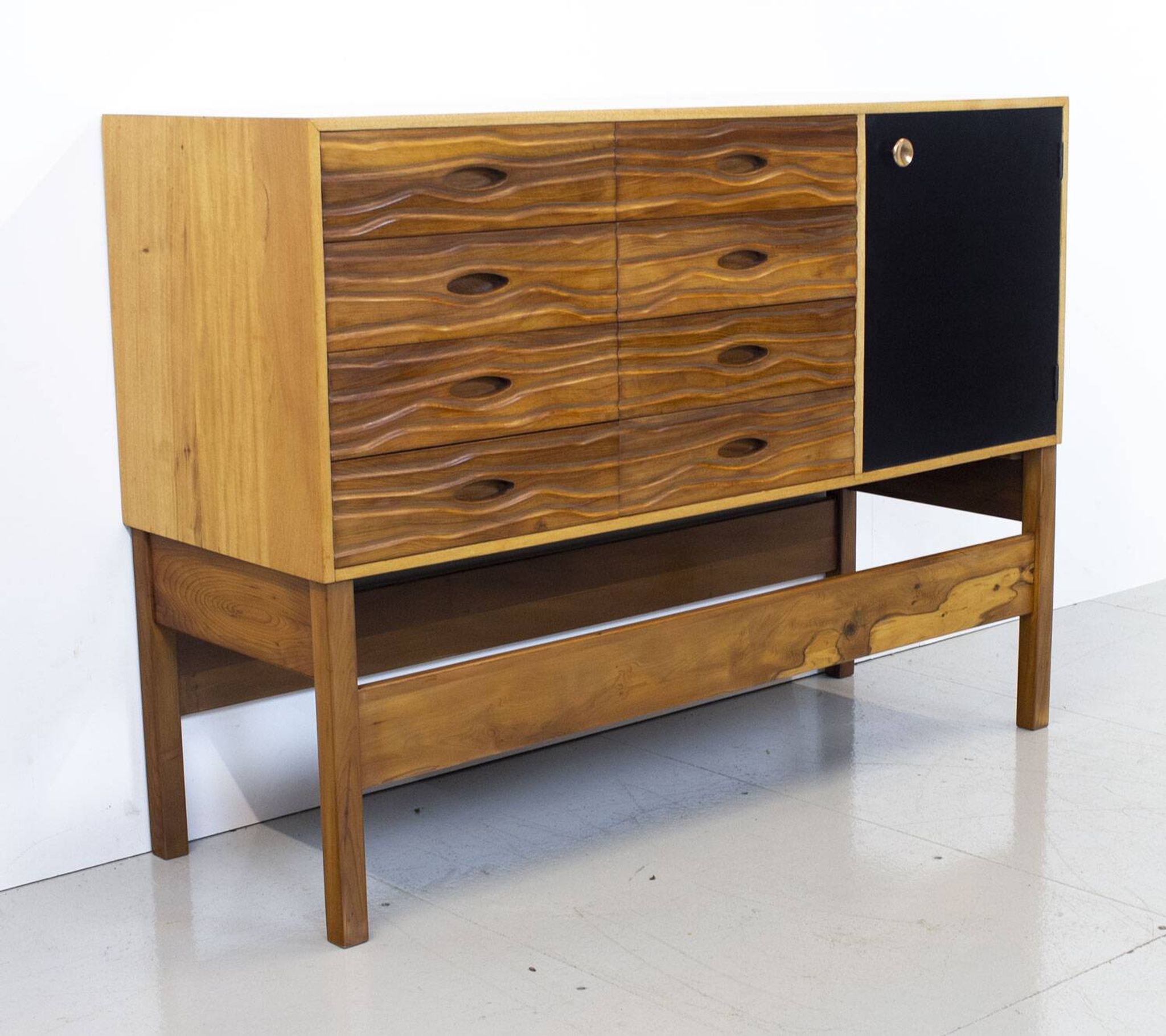 Commode à tiroirs en cerisier du milieu du siècle par Heals